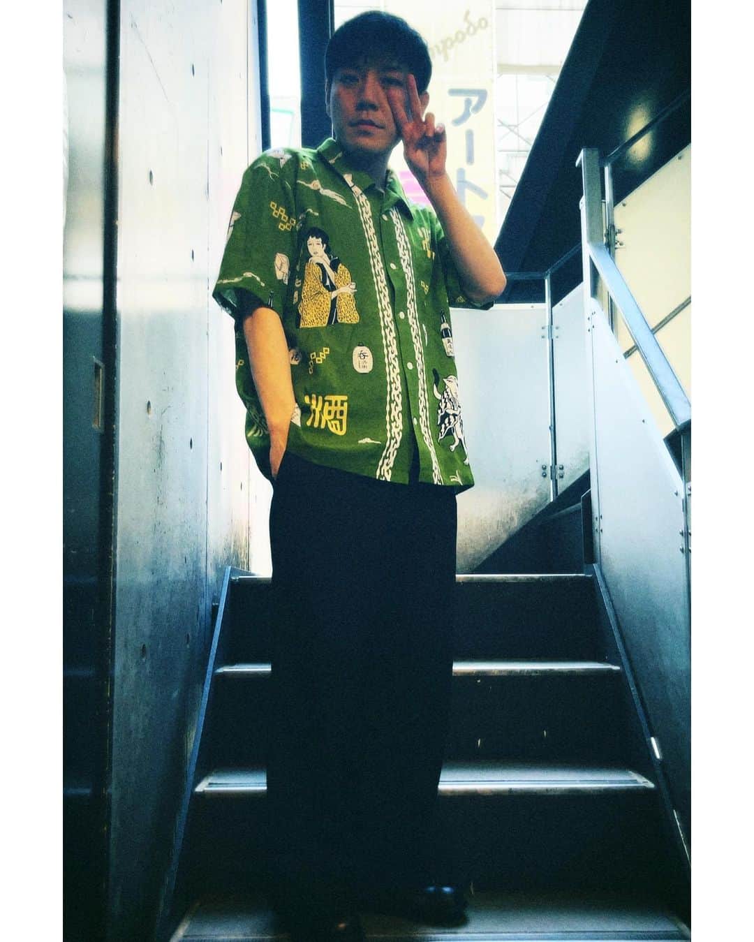 椎木ゆうたさんのインスタグラム写真 - (椎木ゆうたInstagram)「使い分けお衣装GET。  Eanbe  ようやくお目にかかれました。  #世間知らズ  #Eanbe #沖縄 #アロハシャツ #漫才」4月3日 19時56分 - shiiki19911005