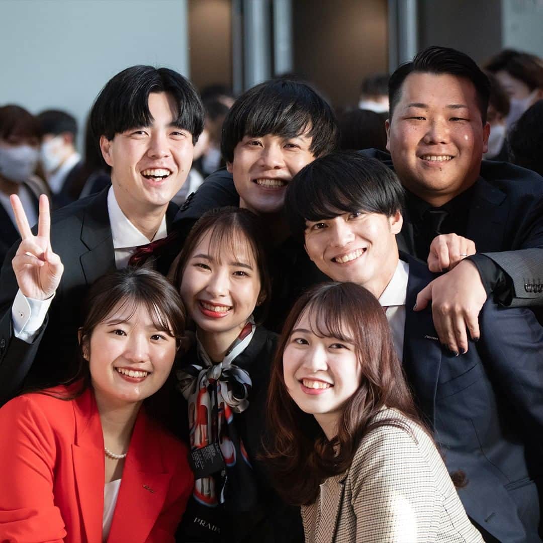 資生堂 Shiseido Group Shiseido Group Official Instagramのインスタグラム：「Welcome to the Shiseido Family!  We’re delighted to welcome 224 new people to the Shiseido family this year.  About 1,100 people gathered at a welcome ceremony held earlier today—the first in-person ceremony in four years—including those who attended the event online in 2020, 2021 and 2022. “This will be a dynamic year in which we shift to a more proactive stance in the global market,” said Representative Director, Chairman and CEO Masahiko Uotani, addressing the new members. “I want you to take on challenges, create opportunities and push toward new innovations. Let’s continue to realize our dream of connecting with people around the world through beauty and bringing them happiness.   Let’s work as one Shiseido and create a better world with passion!”  About Shiseido: https://corp.shiseido.com/en/  新たに224人の仲間を迎えました！  2020年以降の3年間、オンラインで入社式に参加した社員も一同に会し、この日を迎えられたことを嬉しく思います。  ▼代表取締役　会長 CEO魚谷からのメッセージ 今年は「攻め」に転じる躍動の年。 チャレンジし、新しいイノベーションの風を巻き起こしてほしい。 そして、美の力を通じて世界中の人々の心を豊かにし、 生きる喜びやしあわせをもたらし続けるという、 夢をともに実現しましょう。  情熱と好奇心を持ち、よりよい世界の未来をともに創っていきましょう！  資生堂について： https://corp.shiseido.com/jp/  #Shiseido #資生堂 #WelcomeCeremony #入社式 #OneShiseido」