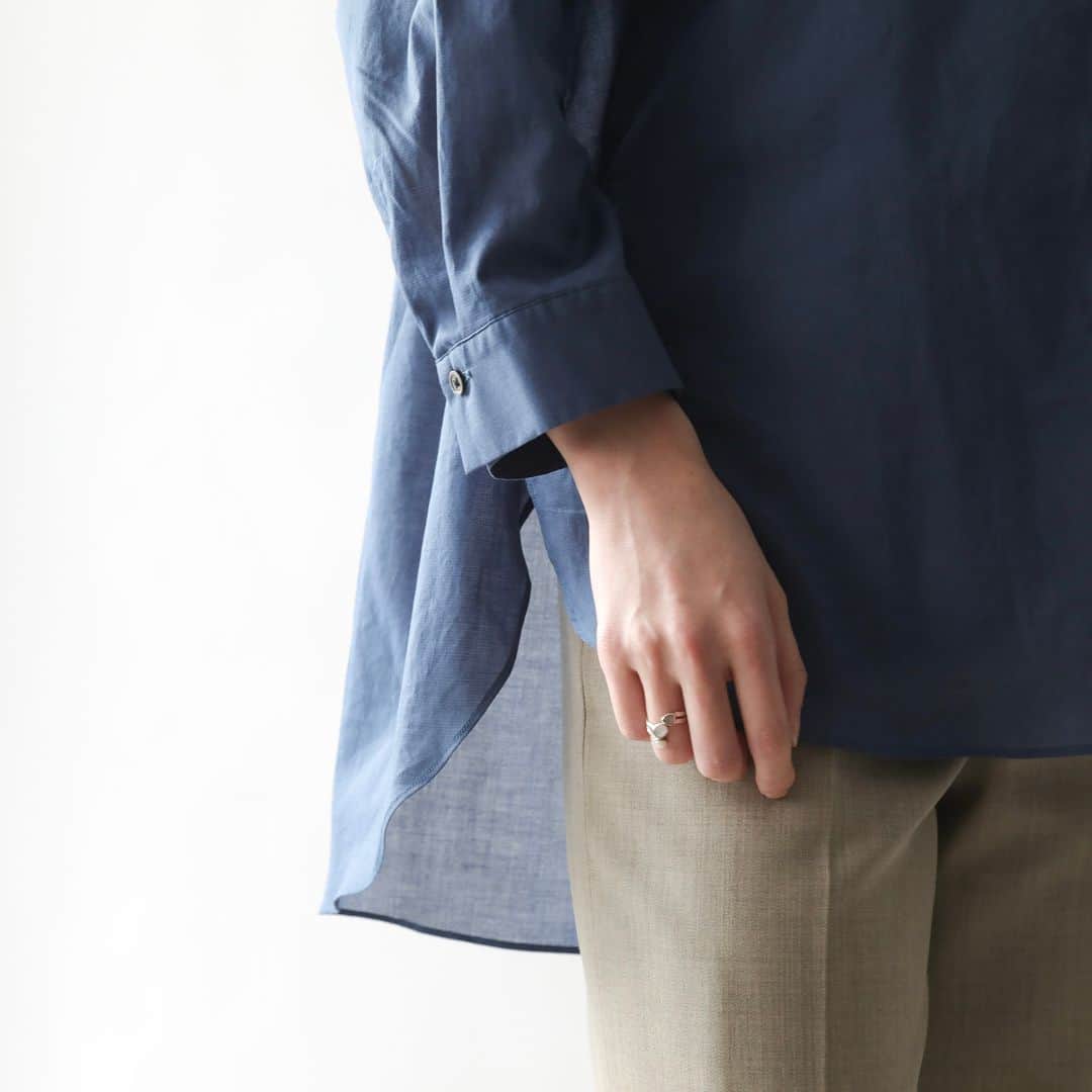 Factelier(ファクトリエ)さんのインスタグラム写真 - (Factelier(ファクトリエ)Instagram)「【NEW】ふわっと軽い着心地。オーガニックコットンのエアリーなシャツが今年も登場。 . ふわっと軽く、1枚でサマになるプルオーバーシャツが登場しました。 . 薄手の素材で暑い季節まで着られる素材なので、「夏も袖アリ派」の方にもおすすめしたい1着です。 . . <特徴> . ■夏に嬉しい! 　ソフトで軽いオーガニックコットンの生地  ■ボディラインを拾わない 　リラックスして着られるシルエット  ■ナチュラルだけどきれいめ 　高級感のあるこだわりのデザイン  ■着回しに活躍 　オンでもオフでも着回せる . . ▶︎オーガニックコットンプルオーバーシャツ color：ブラウン、ブルー size：フリー price：￥19,250 . . ---------- 語れるもので日々を豊かに . ファクトリエはメイドインジャパンの工場直結ファッションブランドです。 職人の情熱と最高の技術がつまった、人に語りたくなるものを長く大切に使ってもらいたい、そんな想いと共に語れる本物をお届けします。 . ▽公式サイトはプロフィールのURLから @factelier . . #ファクトリエ #factelier  #メイドインジャパン #日本製 #ベーシック #良いものを長く #クラフトマンシップ #語れるもので日々を豊かに #荻田縫製研究所 #ogitasewinglaboratory #オーガニックコットン #オーガニックコットンブラウス #バンドカラーシャツ」4月3日 20時00分 - factelier