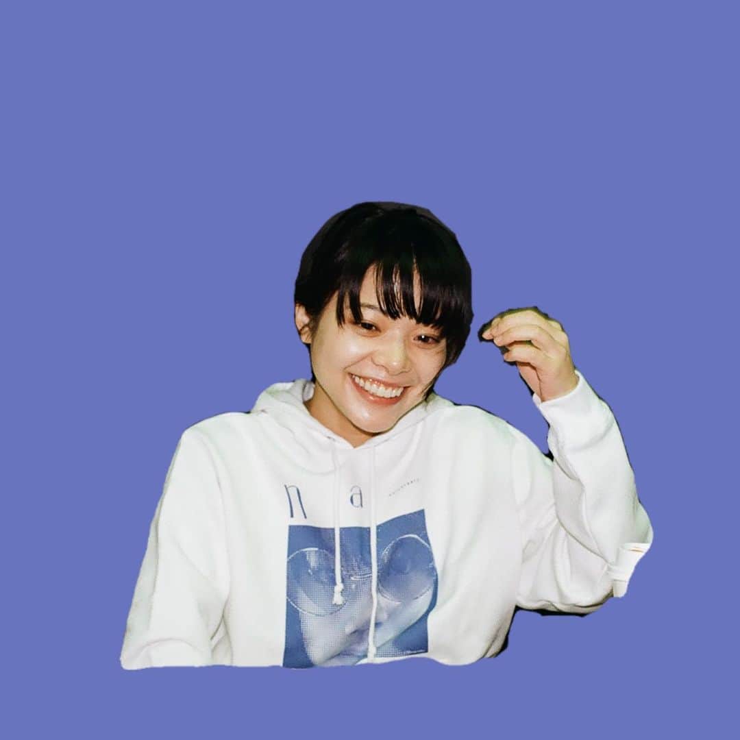 岸井ゆきののインスタグラム：「天気良くて、新緑で、春、良い！😊 夜は冷えるねあったかくしてね  春だからって、むりしてなんかしなきゃ始めなきゃと思わなくて良いと思うな！よく聞かれて困る。 むりしないでたのしくいこ〜 （したいことがあるなら、是非いつだってしてください！） 桜舞ったら綺麗でさまずいプロテインの味とかあるいは逡巡とか、まぁいっか〜！と思うし、俯いたらたんぽぽもあるし、私は黄色い花、好きですね。  思い出したこと、思ったこと、わかったこと、言葉使い果たしても文字じゃ足りないよね。🫧🫧  ひさしぶりに（久しぶりじゃないけど体感） 花ちゃんといる時の自分はそれはもう素直で全身運動でなんか伝えてて、似ちゃう！！  野菜、種から育てたら愛おしくて食べれなくて、たくさん花咲かしちゃったよ〜！　〜fin.  🎥高崎映画祭Specialこちらあみ子フーディ🎥とっってもかわいいです。有難うございます🥹」