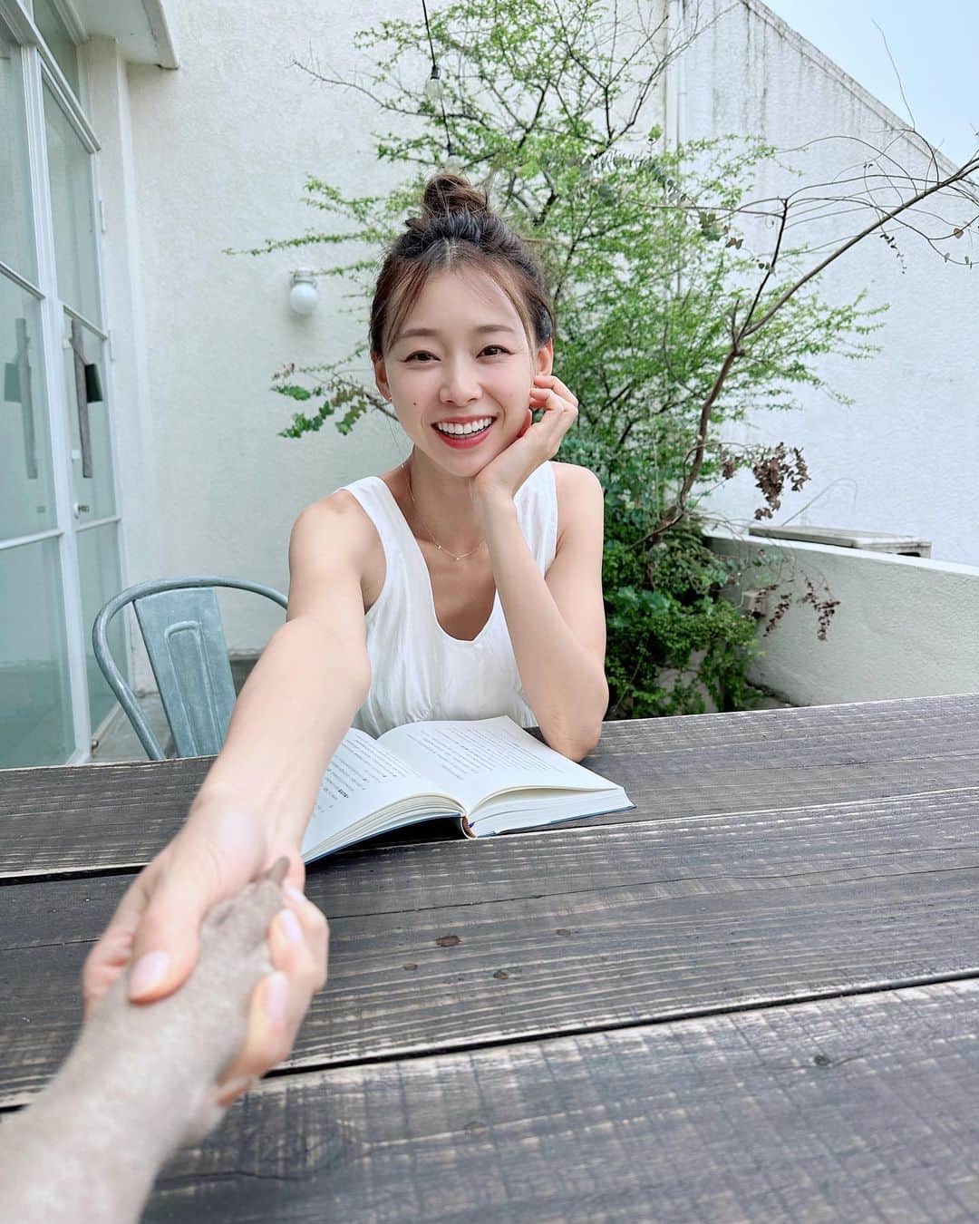 吳斐莉のインスタグラム：「得到鄔瑪幫我拍的照片一張🤣  連假第三天打掃一整天～ 趁大太陽 一大早就洗了三桶衣物 沙發套一拿起來時 我大概打了100個噴嚏🤧 家裡有毛孩就是很可怕啊～  現在又恢復乾淨的家了🫶🏿」