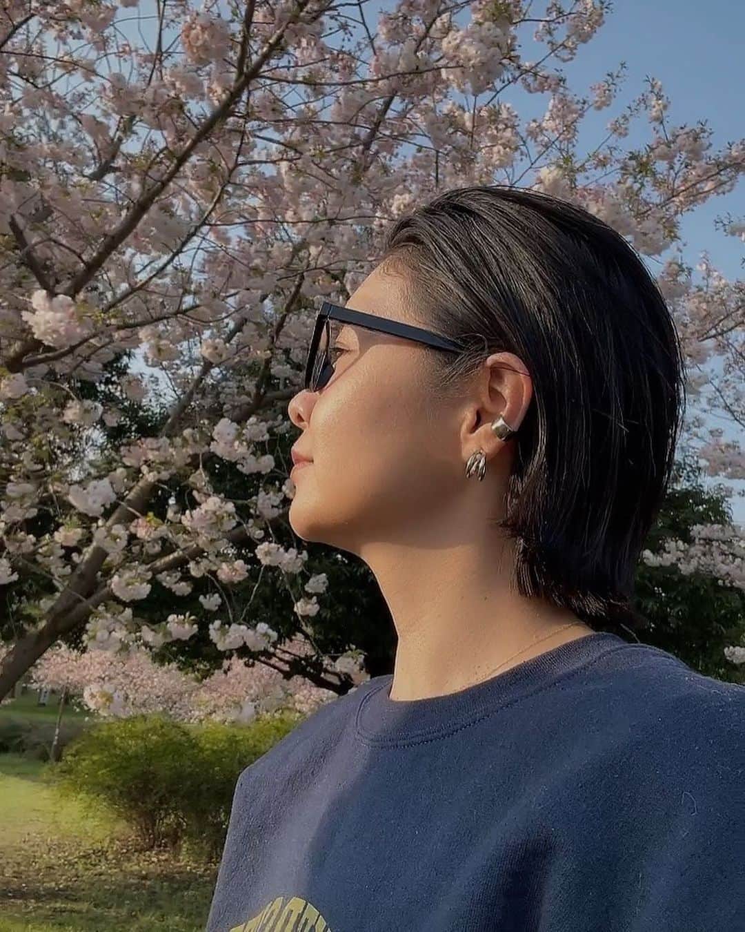 日下裕江のインスタグラム：「滑り込みセーフ？  もう花がちらほら散ってたけれど、 桜綺麗でした🌸  コロナが落ち着いて 人が溢れかえっているので、 都心部から離れた 『舎人公園』に行って来たょ♪  喉がで落ち着いていて 公園も凄く広いし、 何よりもロルが楽しそうにしてたから良かった🐶✨  人混みだとロルが踏み潰されそうになって歩けないからね〜🐩  今年もお花見満喫できて良かった🌸  癒しの時間でした❀.*･ﾟ  #舎人公園 #桜 #お花見 #花見 #お花見スポット #春 #快晴 #暖かい」