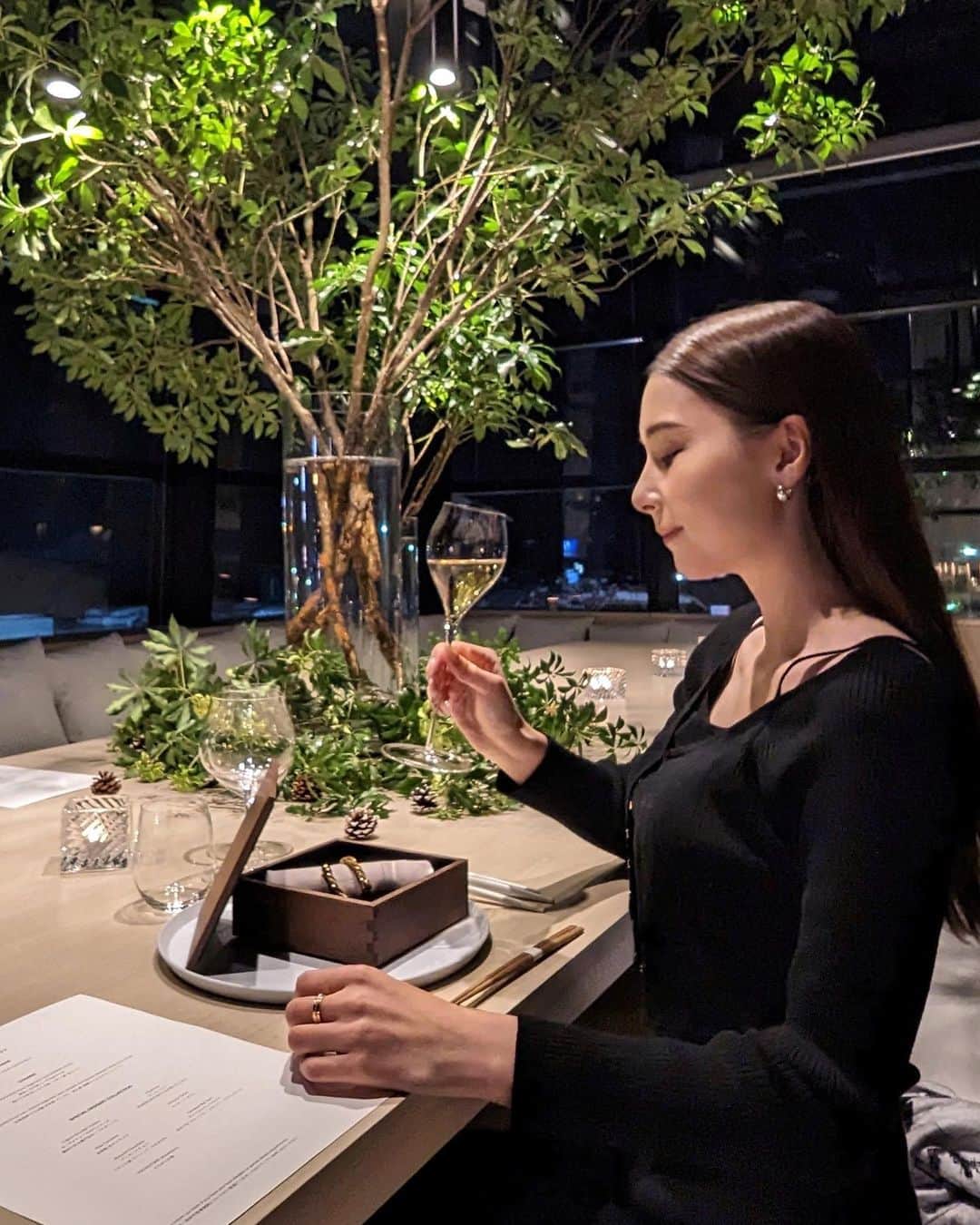 丹羽仁希さんのインスタグラム写真 - (丹羽仁希Instagram)「もう春だけど… 私の冬の投稿はまだ残ってます⛄️笑  Neseko旅の続き❄️  めちゃいい天気の中スノーボード🏂 後初めてスノーモービルを！ めちゃハマりました🤭✨　 やはり乗り物を運転するのが好きだな、、！😎  dinner はThe Flatsさんで🍴 高級感が…🤍✨  今年もこの4人で行けてよかった^ ^！  Thank you♡ @nisekotourism @theflats.niseko @whiteisleniseko  @asyatt.niseko #theflatsniseko #asyattniseko」4月3日 20時02分 - __niki22
