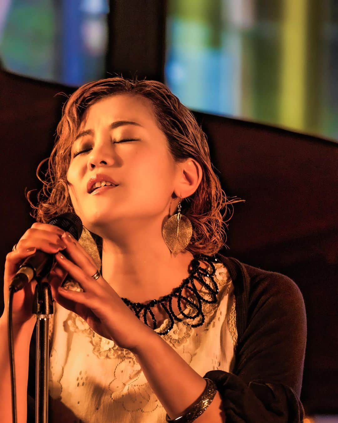 佐野碧のインスタグラム：「新曲「まっすぐな瞳」配信ダウンロード発売中！！  仙台セルコホームさまのCMソングとして流れています。  photo by @hiko.hosi   #セルコホーム　#CM #CM曲　#live #代官山　#代官山ヒルサイドテラス　#ヒルサイドテラス　#アコースティックライブ　#ドレス　#グランドピアノ　#aoisano #佐野碧」