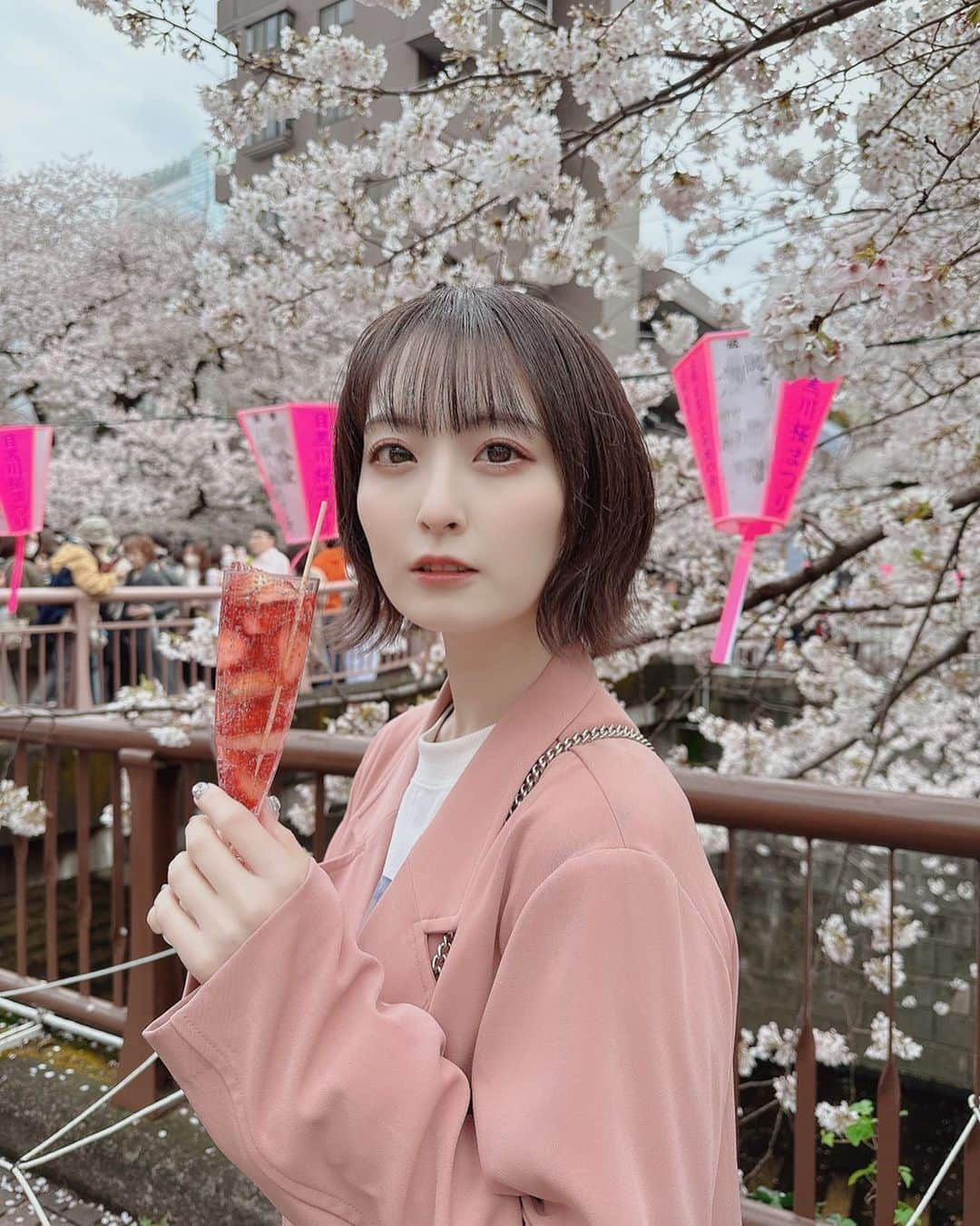 白井真緒さんのインスタグラム写真 - (白井真緒Instagram)「桜の季節はあっという間に終わっちゃうね🌸 ⁡ ⁡ #お花見 #目黒川桜まつり #rili #riliっぽコーデ #セットアップ #setup」4月3日 20時06分 - kohaku_shirai_official