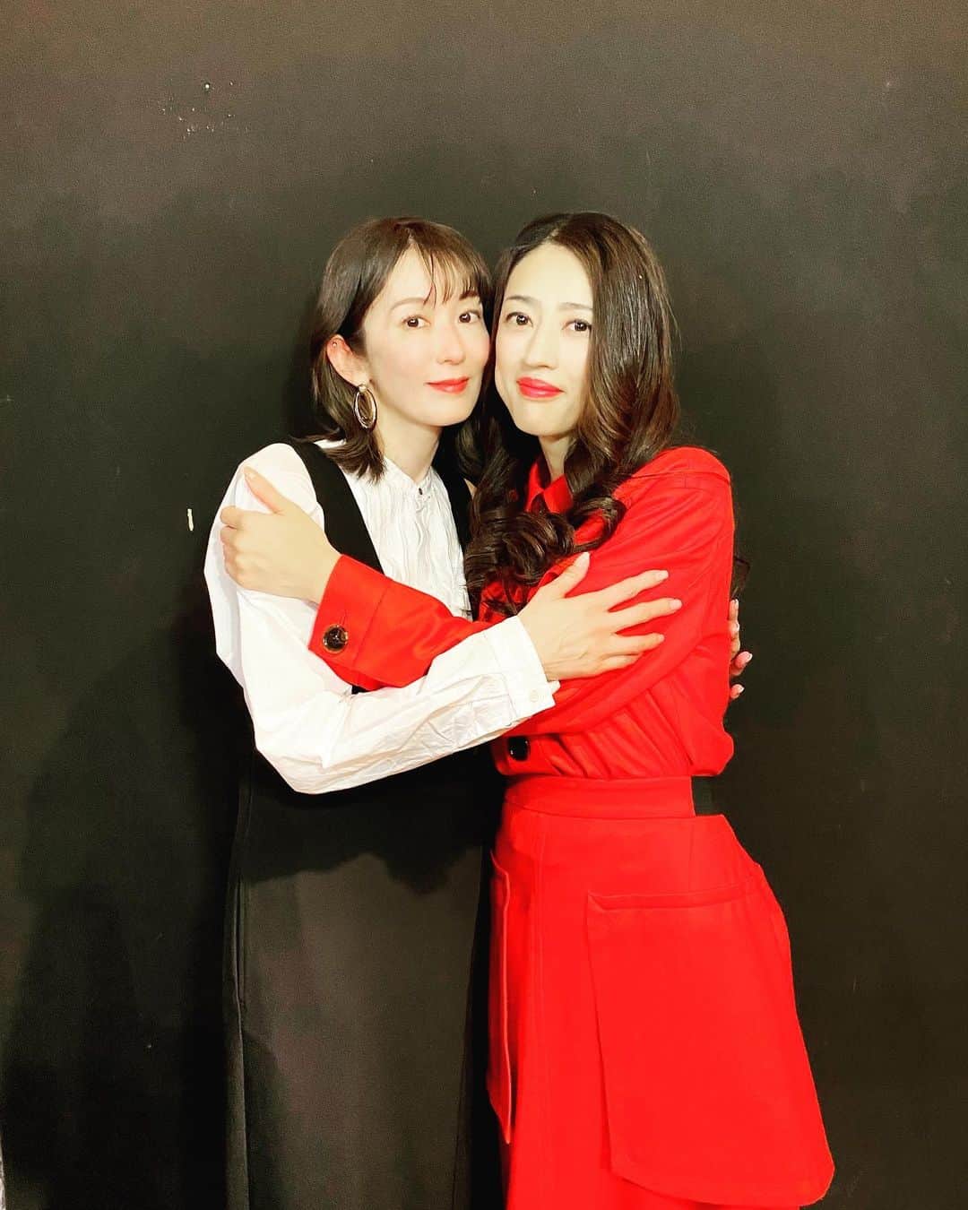 大河内奈々子のインスタグラム：「・ ・ 真珠ちゃん　素敵なサプライズありがとう❤️ @maju_ozawa   ずーっと一緒にいた撮影の日々から もう　18年！  あっという間でしたが 今も　こうして　一緒の時間を過ごせる 役柄って　そう多くはないはず。  そんな役に出会えた事 そして 真珠ちゃんと変わらぬ関係でいれる事 幸せです😊  灰皿を投げられたかいがありました😂  真珠ちゃん　 おばあちゃんになっても　変わらぬ戦友でいてください❤️  #小沢真珠 #大河内奈々子 #nanakoohkouchi #牡丹と薔薇 #牡丹じゃなくて豚よ」