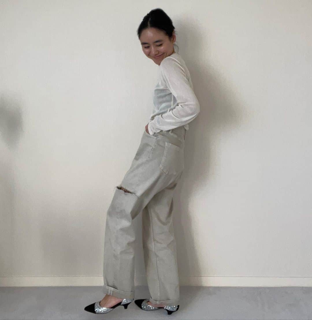 金子綾さんのインスタグラム写真 - (金子綾Instagram)「新年度。 長女は4年生。 次女はチューリップ組🤭 キラキラシューズでテンション上げて また1年新たな気持ちで♡  #ootd  #akcloset」4月3日 20時08分 - ayaaa0707