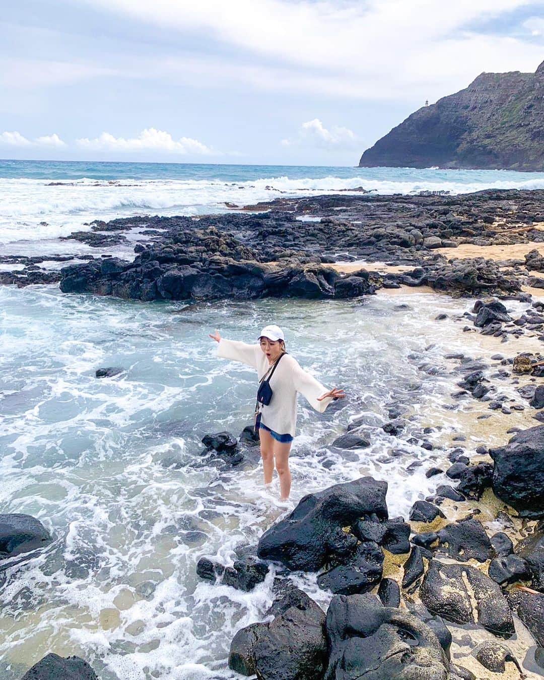 林弓束さんのインスタグラム写真 - (林弓束Instagram)「. ハワイ投稿☀️ スピリチュアルな話🍃 ヒーリングスポットで人気のマカプゥにも寄りました😊 ついた瞬間、ふわーーっとするような心地よい気持ちに☁️ 何とも気持ち良いパワーを感じました✨ . 海に近づくと岩場の間に浅い水たまりがいくつかできててこれがマカプゥヒーリングプールと呼ばれてて、昔の人はここで心身ともに病気の治療を行なったそうです。 私も指でずーっと年中手荒れが治らない箇所があったので、手を浸したのです、、、 そしたら なんとっうそみたいな本当の話❗️ 次の日から綺麗に治ったのです🤣✨ ここ数年ずっと荒れていたのにー！！！！😂 ここのパワーは本当にすごいと思いました✨ というか海水って本当に素晴らしいと感じました✨✨ . ちなみに！ パワースポットに行く時は ぜっったいに、何か触ったり動かしたり勝手にしない✨ 入る前には必ず祈りを捧げ、敬意を忘れずに🌿✨ . . . . #ハワイパワースポット #ハワイヒーリングスポット #マカプゥ #マカプゥヘイアウ #マカプゥヒーリングプール #マカプー #子連れハワイ #ハワイ旅行  #子連れハワイレポ #子連れハワイ旅行 #子連れ旅行 #hawaii #hawaiitrip #女の子ママ  #2歳 #2歳女の子  #2020年5月生まれ」4月3日 20時09分 - hayashiyuzuka
