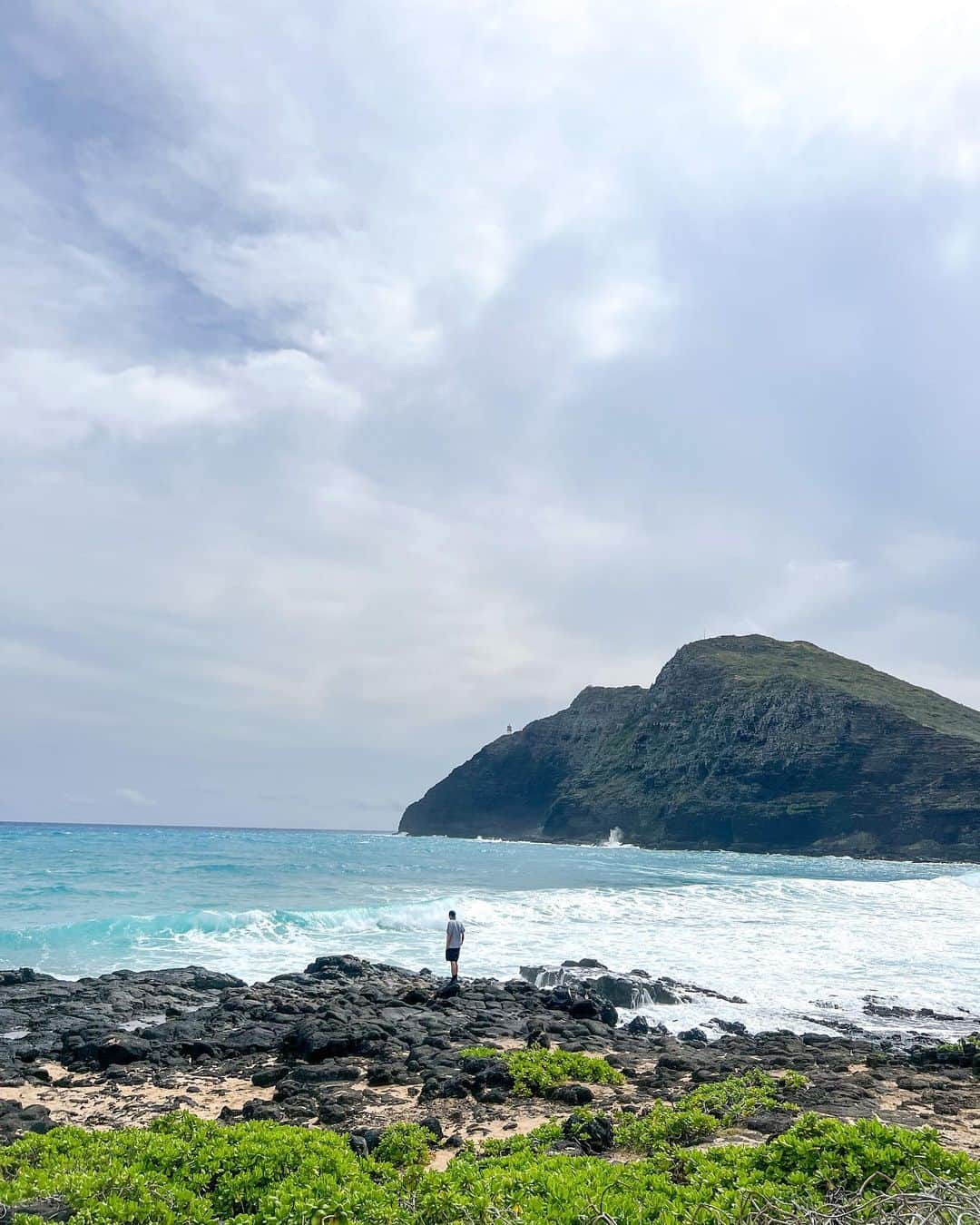 林弓束さんのインスタグラム写真 - (林弓束Instagram)「. ハワイ投稿☀️ スピリチュアルな話🍃 ヒーリングスポットで人気のマカプゥにも寄りました😊 ついた瞬間、ふわーーっとするような心地よい気持ちに☁️ 何とも気持ち良いパワーを感じました✨ . 海に近づくと岩場の間に浅い水たまりがいくつかできててこれがマカプゥヒーリングプールと呼ばれてて、昔の人はここで心身ともに病気の治療を行なったそうです。 私も指でずーっと年中手荒れが治らない箇所があったので、手を浸したのです、、、 そしたら なんとっうそみたいな本当の話❗️ 次の日から綺麗に治ったのです🤣✨ ここ数年ずっと荒れていたのにー！！！！😂 ここのパワーは本当にすごいと思いました✨ というか海水って本当に素晴らしいと感じました✨✨ . ちなみに！ パワースポットに行く時は ぜっったいに、何か触ったり動かしたり勝手にしない✨ 入る前には必ず祈りを捧げ、敬意を忘れずに🌿✨ . . . . #ハワイパワースポット #ハワイヒーリングスポット #マカプゥ #マカプゥヘイアウ #マカプゥヒーリングプール #マカプー #子連れハワイ #ハワイ旅行  #子連れハワイレポ #子連れハワイ旅行 #子連れ旅行 #hawaii #hawaiitrip #女の子ママ  #2歳 #2歳女の子  #2020年5月生まれ」4月3日 20時09分 - hayashiyuzuka
