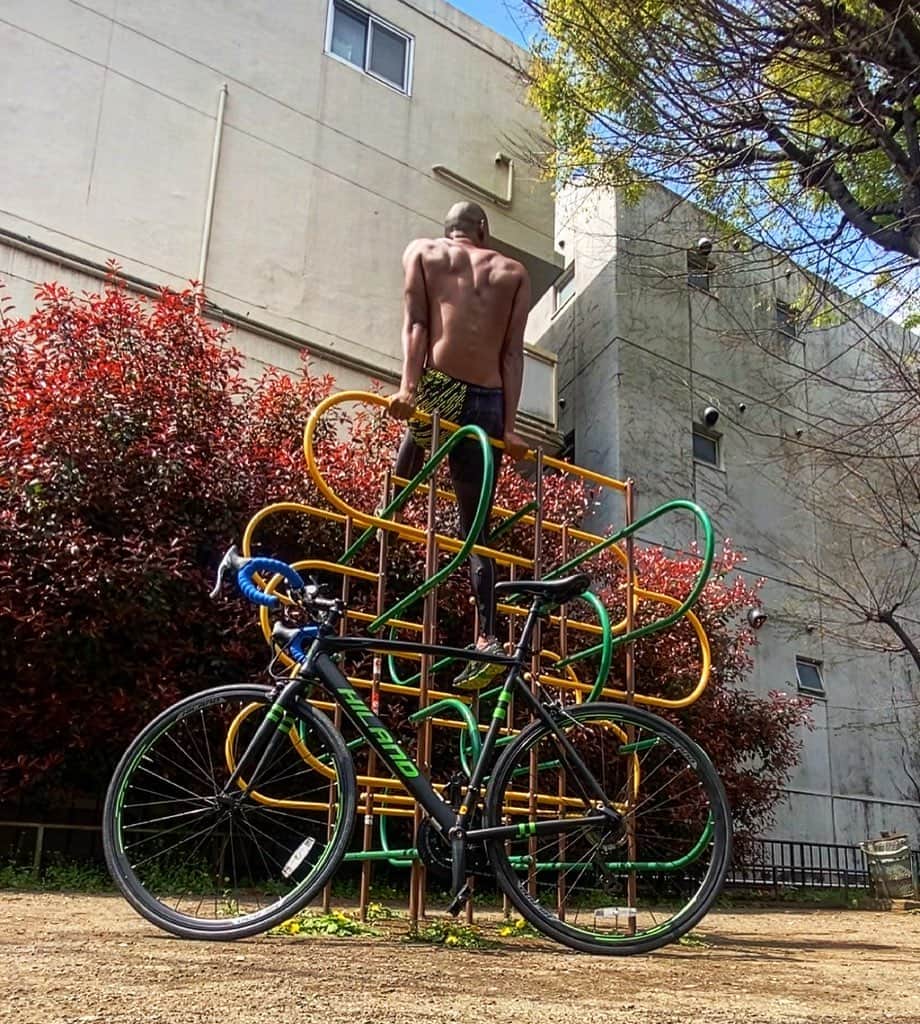 モーゼス夢のインスタグラム：「相棒と共に 心が赴く方向へ どこまでも #ロードバイク#シマノ#700c#hilander#cycmoto  #ツーリング#🚴#TourdeFrance #サイクリング #自転車のある風景 #ロードバイクのある風景 #lovesroadbikes  #尼崎の黒豹 #モーゼマン」
