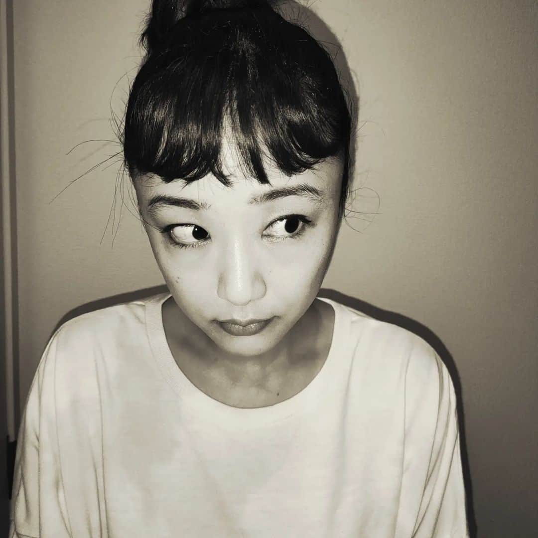 工藤里紗のインスタグラム：「人生 ふざけないと。 #ふざけた前髪 #クリップカーラー」