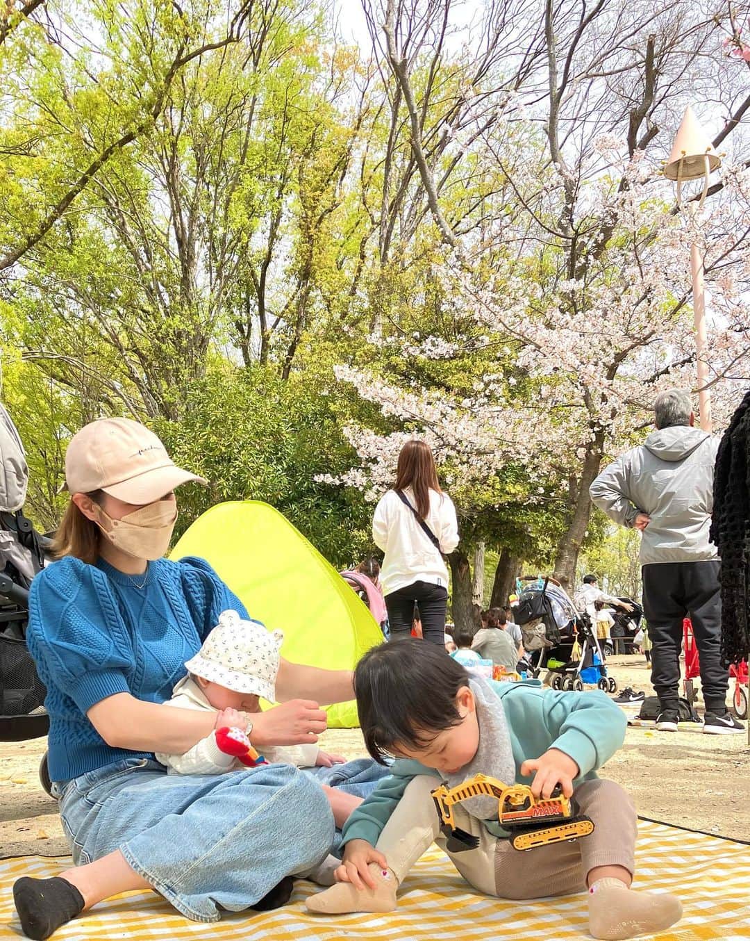 ハミ さんのインスタグラム写真 - (ハミ Instagram)「家族で桜を見に𓂃◌𓈒𓐍 とっても綺麗だった🌸  いくつになればもうちょっとじっとしていてくれる様になるんだろ？  食べてる間しか１箇所にとどまっていられない😂 しかも爆速で食べるから母はサンドイッチ2口で食べたよ😇  次男ずり這い始まってさらに慌ただしさが増してる我が家です‪👯  #桜#お花見#大阪城公園#🌸」4月3日 20時12分 - hami0519