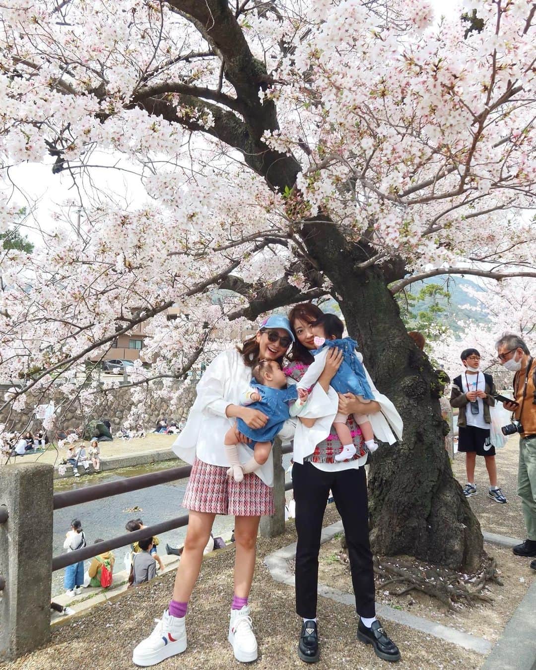 Mai Wakimizuのインスタグラム：「昨日の芦屋さくらまつり、妹チームはお揃いのワンピースで双子ちゃんコーデでした♡(1枚目おてて繋いでる♡)おかんチームもたまたまピンクツイードでリンクしてた♡笑 2枚目の写真を見て、将来娘のお友達も妹同様に可愛がる息子の姿が想像出来てキュンとした＼(^o^)／妹の送り迎えとかしてあげるんかな。笑 #生後8ヶ月#0歳女の子#女の子ベビー#女の子ママ #芦屋さくらまつり#芦屋」
