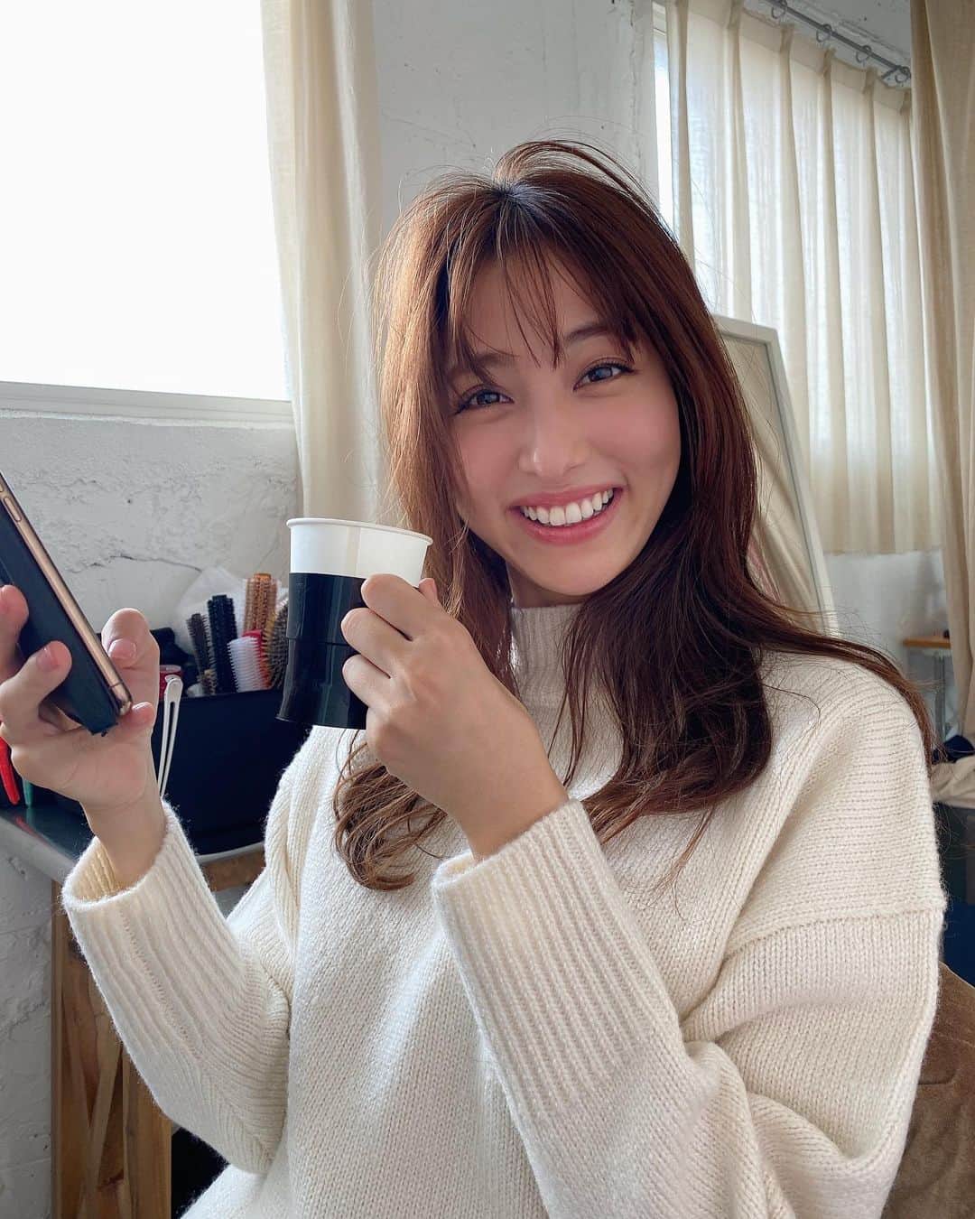 愛甲千笑美のインスタグラム：「カラー落ちてもいい感じの髪色は @harada.hair さんにおまかせ☺︎  まつげとまゆげは  @une_fleur_ao さんに おまかせです🤍」