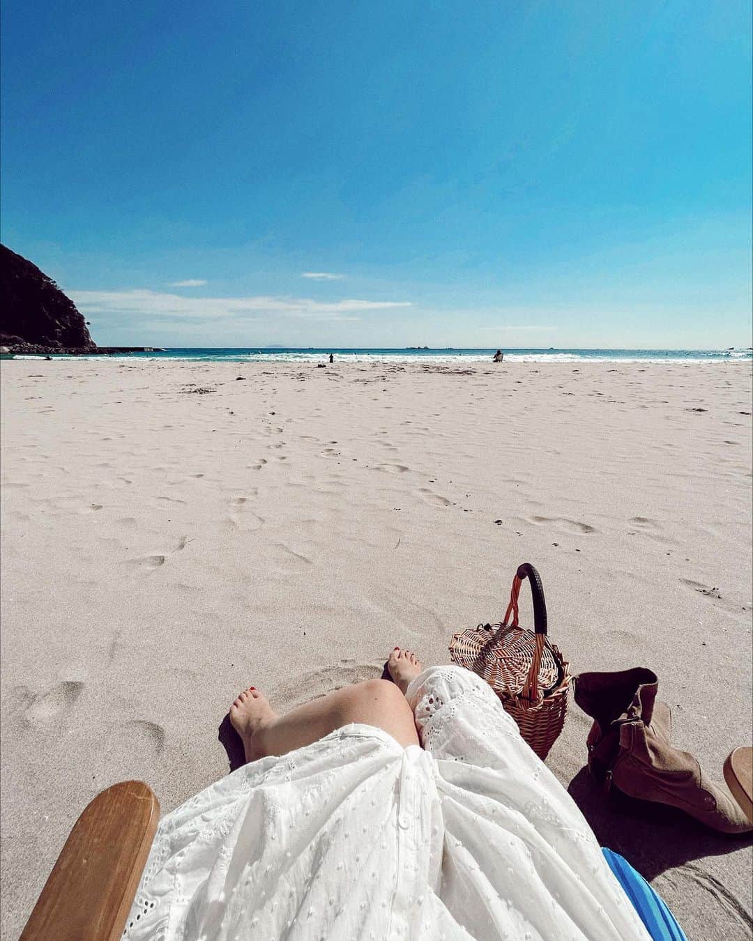 misatoのインスタグラム：「. 𝐶ℎ𝑖𝑙𝑙 𝑜𝑢𝑡…🌊 ⁡ ⁡ ⁡ 海に行くと ⁡ 妖怪アンテナ立ちがち📡⚡️ ⁡ ⁡ ⁡  ⁡#強風 #ママコーデ#ママファッション #プチプラコーデ #アラフォー #アラフォーコーデ #アラフォーママ #ヘアカラー#高身長女子#高身長コーデ#海のある生活#海のある暮らし ⁡ ⁡ ⁡ ⁡」