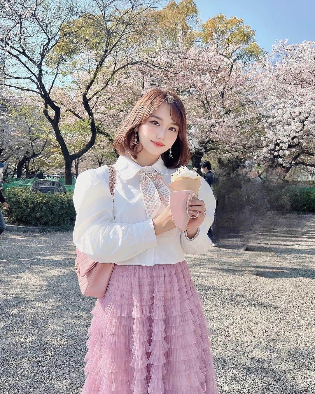 加藤里奈のインスタグラム：「⋆  お花見コーデ🌸  桜シーズンは一瞬で儚いですね🥲  #花見スポット #お花見 #お花見コーデ #お花見デート #桜 #桜スポット #桜ピンク #ピンクコーデ #ootd」