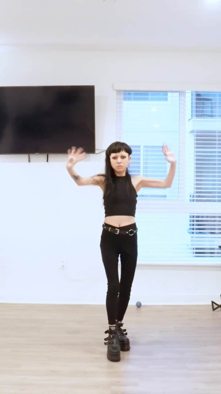 Aya Satoのインスタグラム：「Dancing my old choreography “Settle down”🖤  Also this tutorial is available on my website 🖤  #ayasato #ayasatostyle」