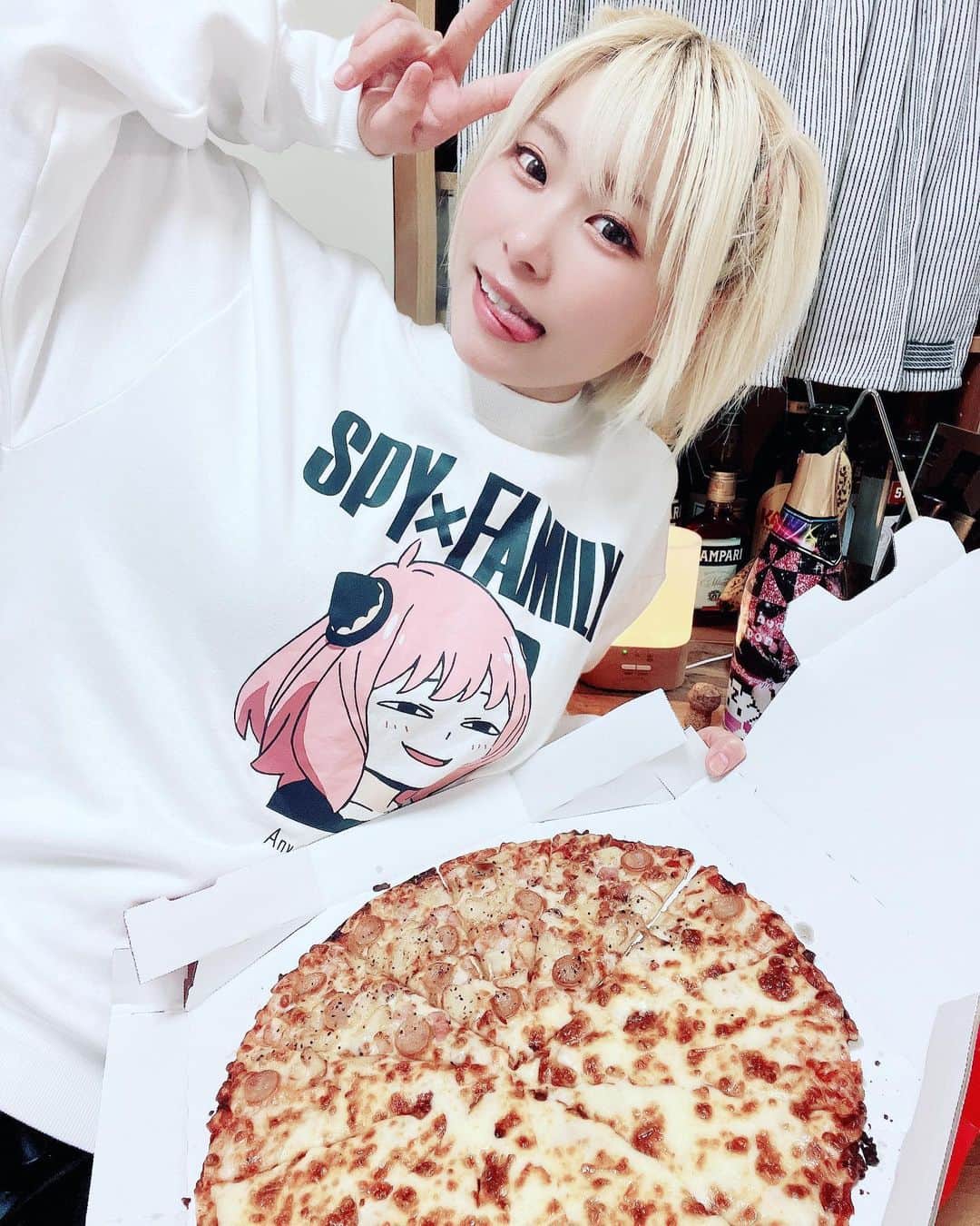 塚田綾佳のインスタグラム：「アーニャ食べようとしてる？🍕  ご褒美の\( 'ω' \ )ピッツァ🫣✨✨  #金髪ショート #アーニャ #spyxfamily #pizza #ガーリックマスター #おいしぃー #2個はいける #snsレンタル彼女 #sns用レンタル彼女」