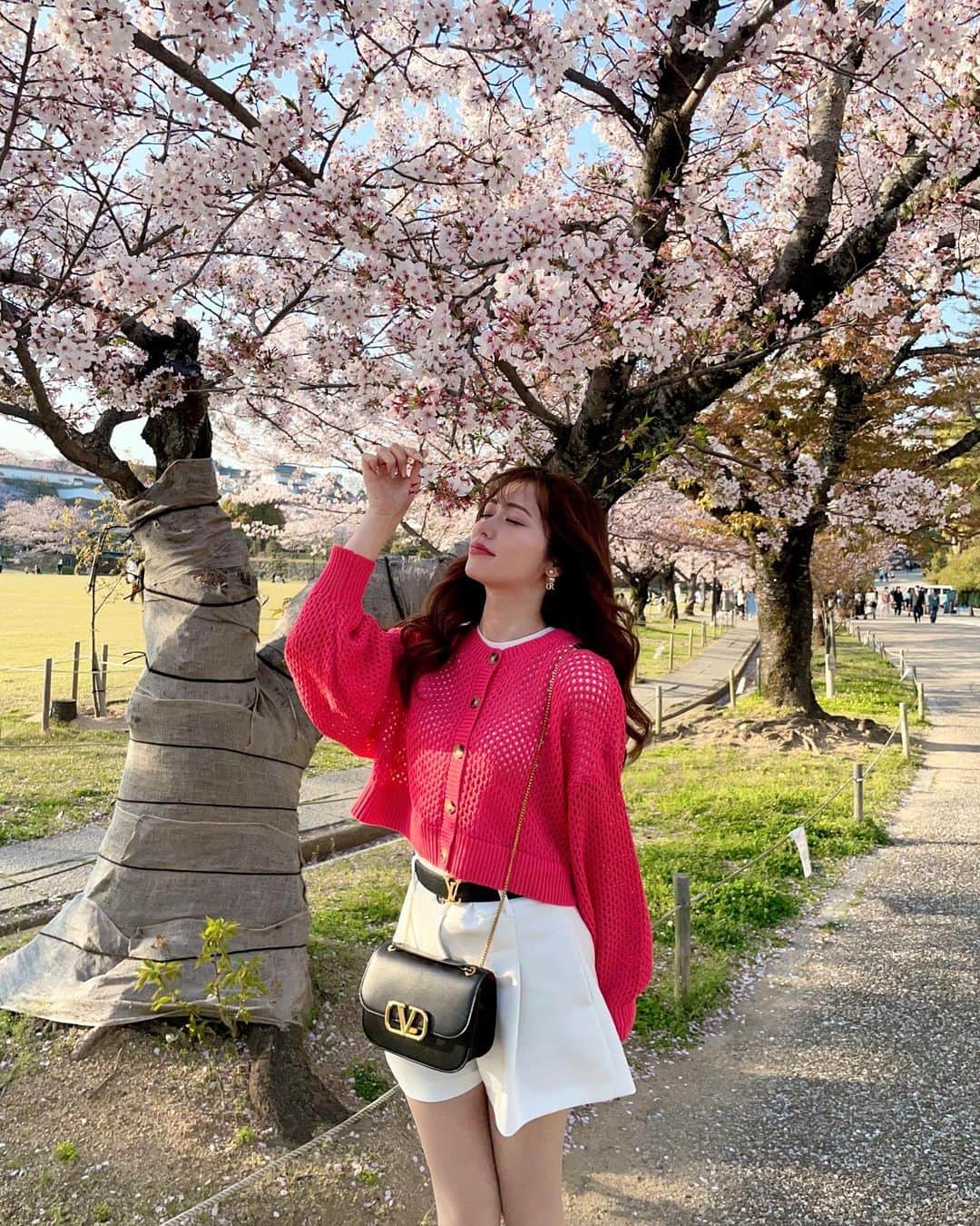 のインスタグラム：「. 🌸💞  春はピンクの服よね💖 質問の多かったカーディガンは @adoine_official で発売予定のアイテム🤍  色味可愛いのと桜とマッチングしてた🌸  発売までお気に入り登録してお待ちください…❤︎  #me #桜 #お花見 #春 #cherryblossom」