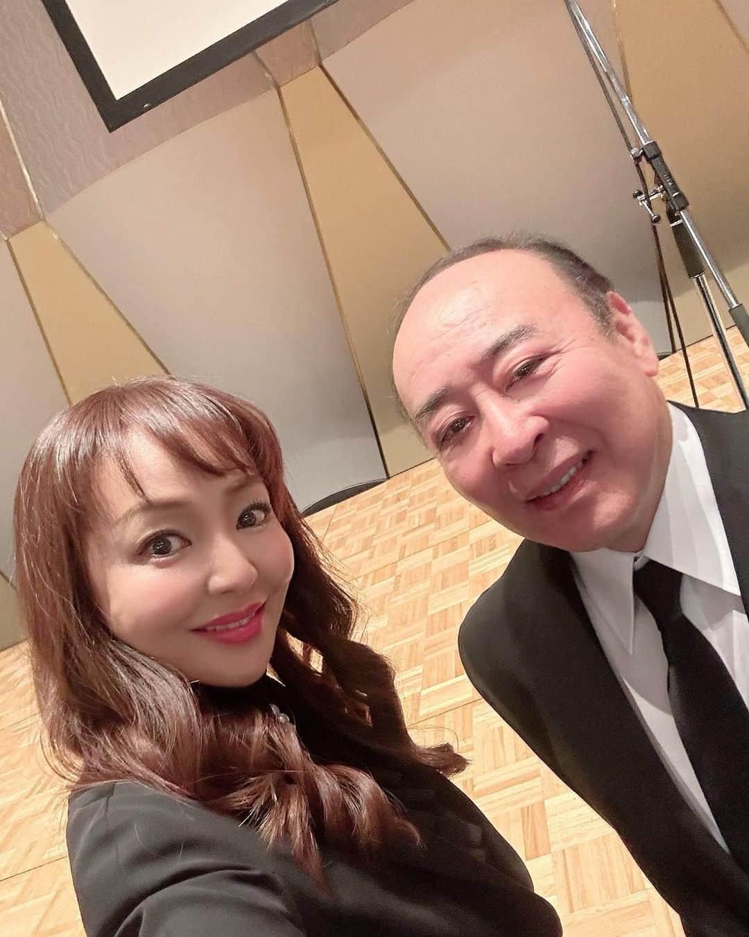 神田うのさんのインスタグラム写真 - (神田うのInstagram)「先週は故・渡辺徹さんのお別れ会でした。 徹さんとは若かりし頃（うののキャピキャピ時代）からお世話になってきた方の1人、いつも明るく優しくして下さる方でした。  裕太君（徹さんのご子息渡辺裕太さん）と番組収録がご一緒だった日に『今日は裕太君💕とご一緒だよー🤣❣️』とお伝えしようとお電話をしたところ、繋がりませんでした。 私もそうですが留守電になっていなかったので、裕太君に『パパにさっきお電話したけど繋がらないからショートメール残しておいたのでパパに宜しくね😊』とお伝えしたところ『すぐに折り返しあると思いますよ☺️』と。  でも…いつも優しい徹さんなのに、折り返しも返信もなく… そしてその1週間後に悲しいニュースで知る事になりました… 私がご連絡した日が丁度ご入院された日だったそうで、裕太くんもちょこっと入院してまたすぐに自宅に戻って来ると思っていたと思います…  あまりにも突然で、驚きと悲しみでいっぱいの中、まだまだお若いのにと悔しくて悔しくて、もうあの優しい笑顔に会えないなんてと…ずっと信じられなかったですし信じたくありませんでしたが、 郁恵さんと裕太君の『楽しいお別れ会に❣️』と言うお心遣いで、泣いたり、笑ったり、そしてまた泣いて、でもその後爆笑出来たり、そして最後はみんなで歌を歌いました。 そしてまた徹さん💕にお会い出来た気持ちになり、お世話になった感謝と共に自分の中でしっかりとお別れをする事が出来ました。 本当に素晴らしいお別れ会でした。  いつも太陽のような明るさとポカポカの優しさでみんなを照らしてくれた徹さん💕 徹さんのあの優しい笑顔を胸にこれからの人生も前向きに歩んでいきます。 渡辺徹さん💕ありがとうございました。  #渡辺徹 さん#ありがとうございました#泣いて笑って#爆笑して#徹さん#お別れ会#内藤剛志 さん#モト冬樹 さん#神田うの#unokanda」4月3日 20時19分 - unokandaofficial