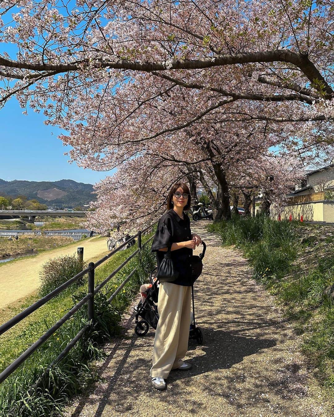 MOYAさんのインスタグラム写真 - (MOYAInstagram)「桜満開の京都🌸💭💭 子どもたちの習い事が終わって 新幹線に飛び乗ってきましたぞ🚄  やっと今年は気兼ねなく 実家に帰ることができるようになって嬉しい☺️  久しぶりに家族全員が揃って 良い時間を過ごしております😴  毎日加茂川をお散歩🚶💭 つまみ寿しを持ってお花見もできて幸🌸🍣  #京都 #帰省 #加茂川 #お花見 #春休み #kyoto」4月3日 20時21分 - moyamoya2121