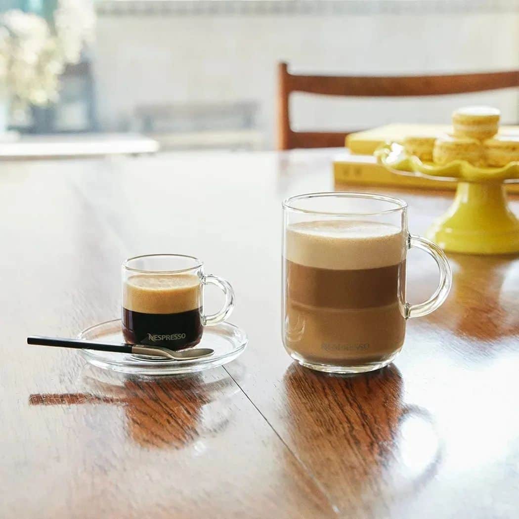 Yoshiko Kris-Webb クリス-ウェブ佳子さんのインスタグラム写真 - (Yoshiko Kris-Webb クリス-ウェブ佳子Instagram)「私の至福の一杯はNESPRESSOの最新コーヒーメーカー、VERTUO POPでいれた柔らかなクレマたっぷりのコーヒー。  味わいの種類もカップのサイズもバラエティ豊かで、その時々の気分や好みで色々選べるのが嬉しいです。  香りや風味など個性の異なる30種類以上ものコーヒーが、遮光性・密封性の高いアルミニウム製のカプセル(半永久的にリサイクル可能)に閉じ込められています。さらにカプセルに印刷されたバーコードを読み取ることで最適な抽出が自動的に設定される仕組み。遠心力抽出法によって香り高く、風味豊かな一杯がとても簡単に楽しめることを心から実感。  使いやすくお手入れも簡単な美しいデザインのVERTUO POP。たった一杯のコーヒーのために外出することが億劫だった私には、いまや欠かせないキッチン家電です。  @nespresso.jp #ヴァーチュオポップ #ネスプレッソ #PR」4月3日 20時22分 - tokyodame