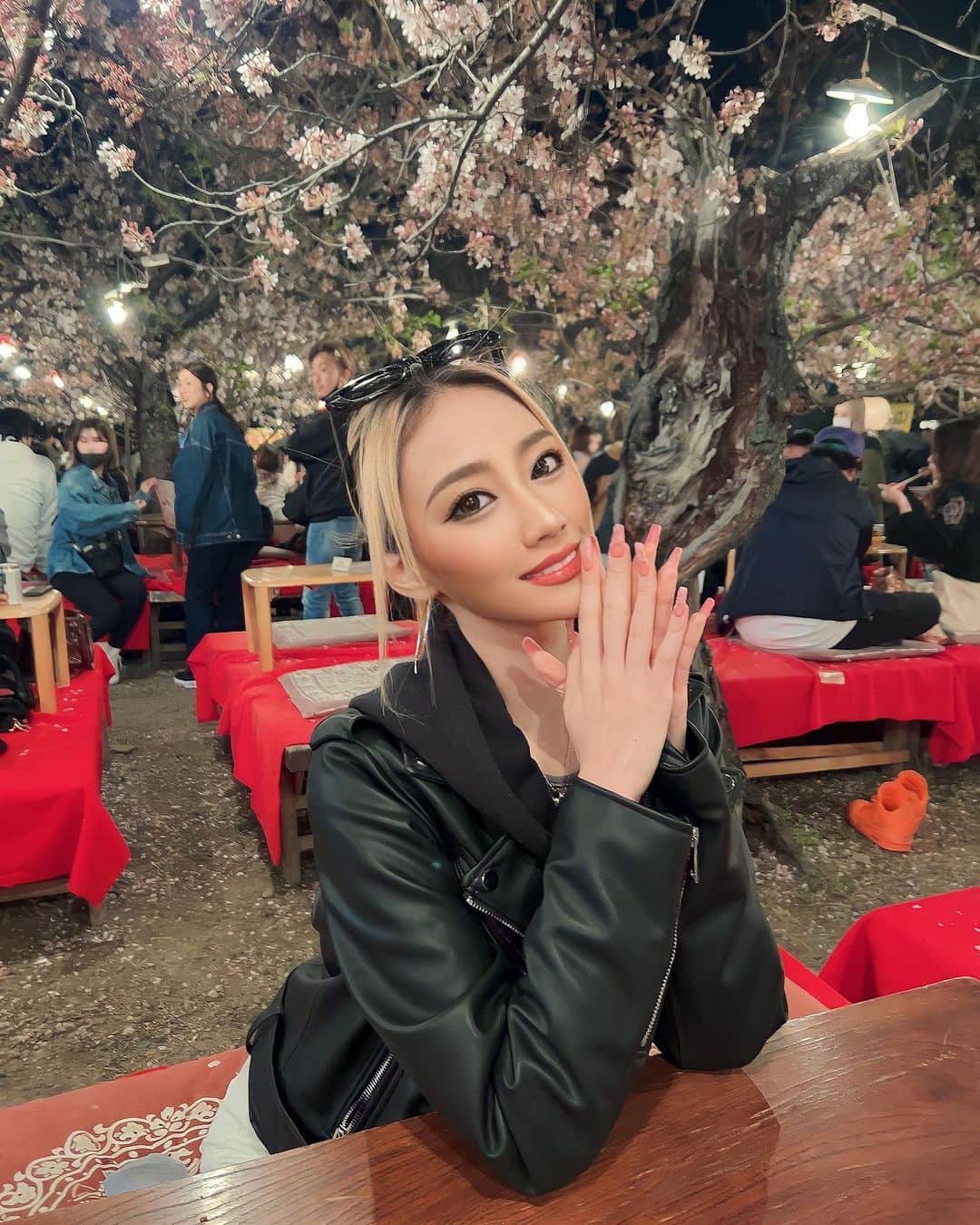 MIKUさんのインスタグラム写真 - (MIKUInstagram)「cherry blossoms at night🌸💗 . #airisjapan #アイリスジャパン #双子 #京都 #夜桜 #円山公園」4月3日 20時23分 - miku_enamiku