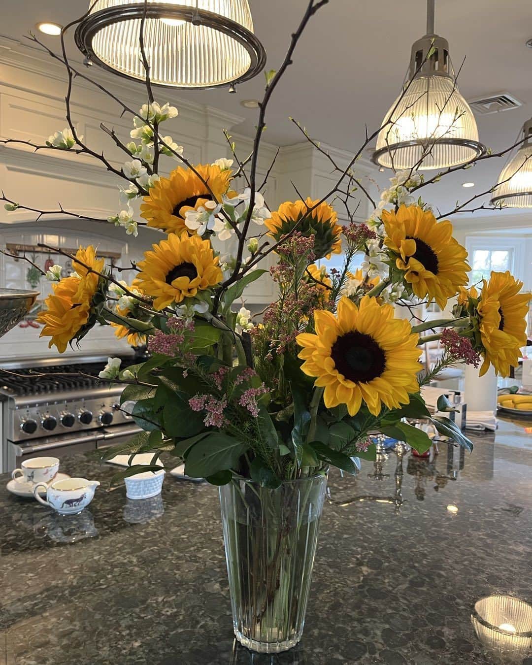 スーザン・ルッチのインスタグラム：「🎼Let the sunshine in, Let the sunshine in, the sunshine in…🎼 Happy Monday🌻🌻🌻」