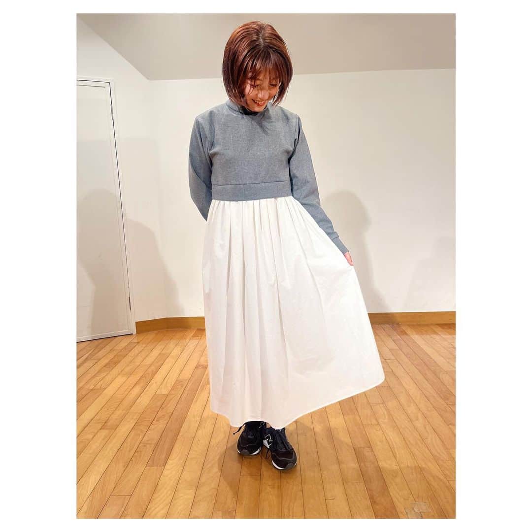 川崎優さんのインスタグラム写真 - (川崎優Instagram)「. . ブルーリバー青木さんのトークライブ『談笑』で着た 衣装のワンピースは…  @ryojiobata さんのものでした✌︎✌︎✌︎ いつもありがとうございます💂‍♀️  首が詰まってるけれど着るとなぜかスッキリみえるというふしぎなワンピース（笑）大人っぽくて素敵。  首が詰まってる服がすきなわたしには最高のようふくです。 . .」4月3日 20時26分 - yuu__noir