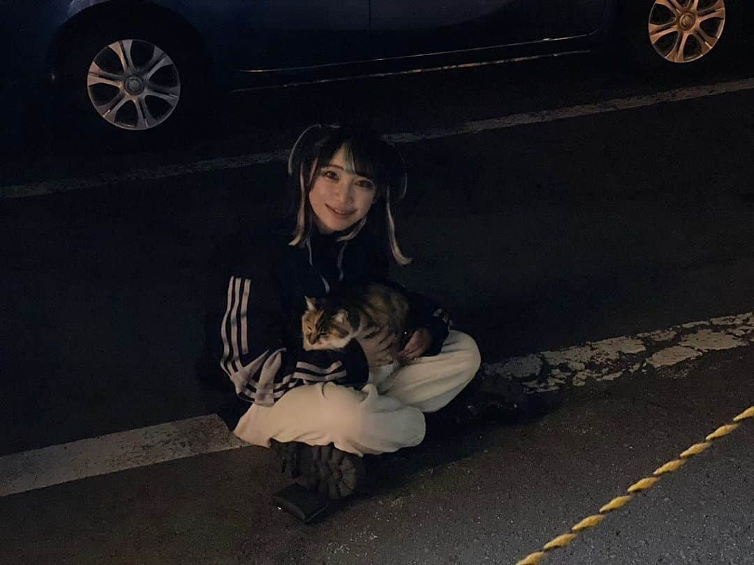 ちゃんもも◎さんのインスタグラム写真 - (ちゃんもも◎Instagram)「出会いとは、幸せということ #猫　#人間　#駐車場」4月3日 20時29分 - xchanmomox