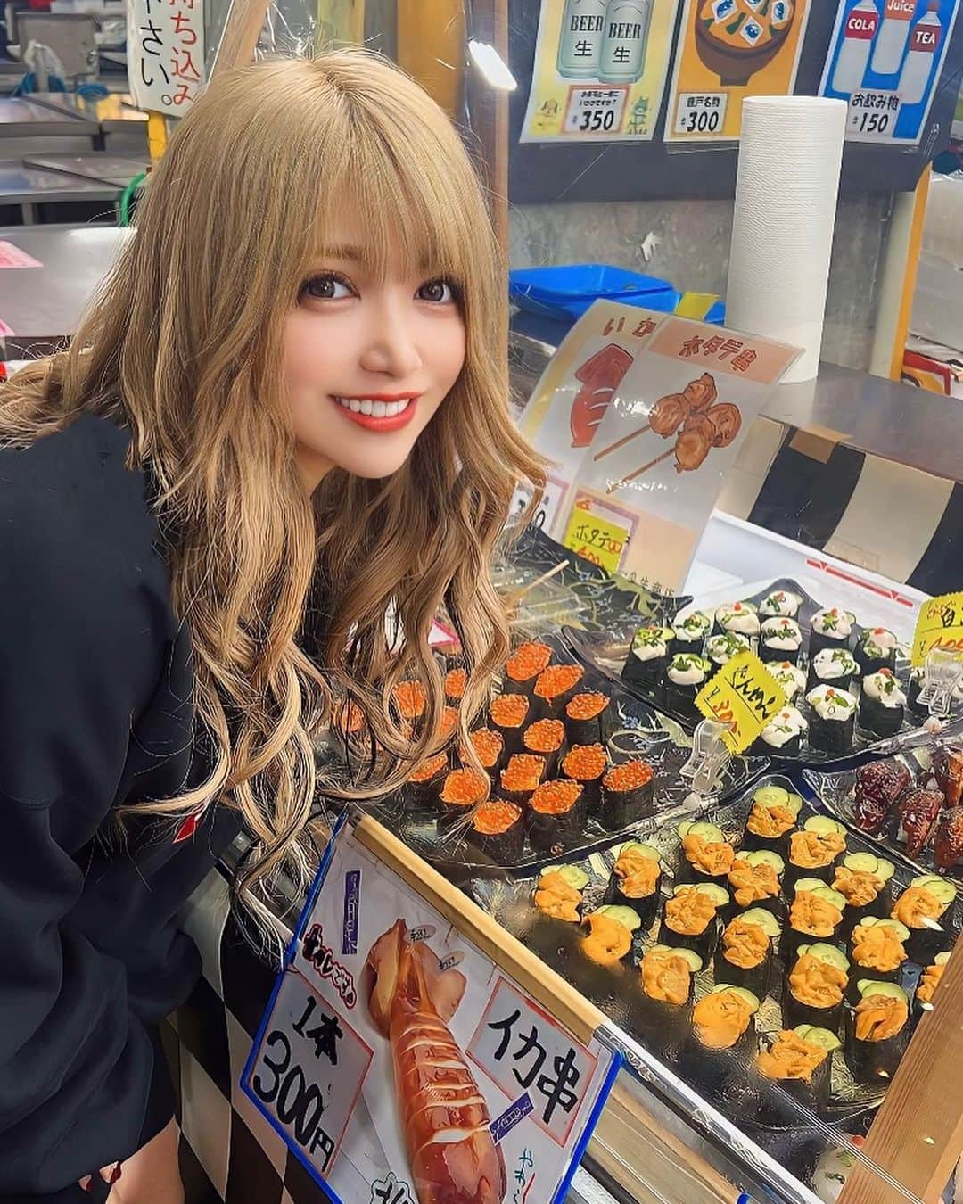 芹野莉奈さんのインスタグラム写真 - (芹野莉奈Instagram)「唐戸市場🐡🐠🐟  山口県下関市でのイベント後‥   スタッフさん達が唐戸市場に連れてきてくれました😍  もうこれが最っっ高に楽しかった🥲❤️  市場の雰囲気も楽しすぎたし なにより海鮮うまいィィィ🥲❤️  あー楽しかった🐡🐡🐡🐡🐡  #山口県 #山口県下関市 #下関 #関門海峡 #下関ラウンジ #下関バー #下関キャバクラ #ラウンジ嬢 #キャバ嬢 #唐戸市場 #ゲスト出勤 #来店イベント #クラブダヴィンチ #2周年 #周年イベント #唐戸市場🍣 #唐戸市場で朝ごはん」4月3日 20時29分 - serinorina