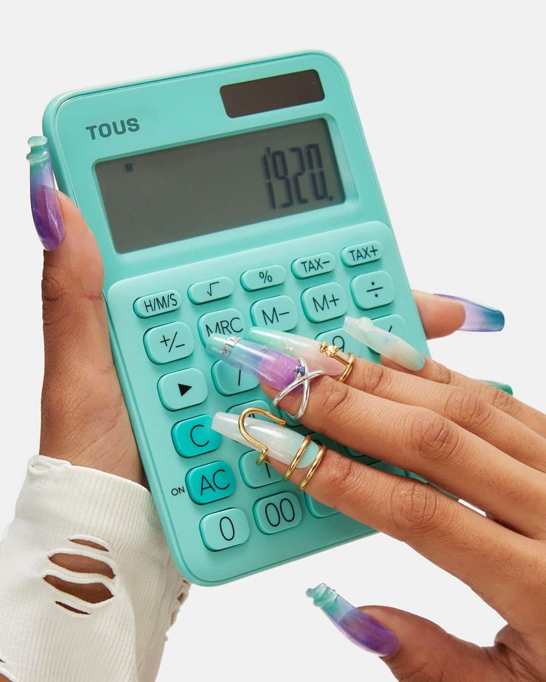 トウスのインスタグラム：「TOUS + Nails = Exploring with jewelry since 1920 🦾  Discover our new TOUS Claws kit  #TOUSClaws」