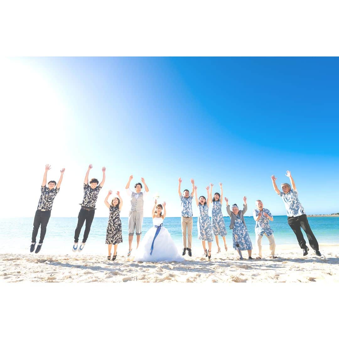 ワタベウェディングさんのインスタグラム写真 - (ワタベウェディングInstagram)「ワタベウェディングでリゾート挙式をされた素敵な卒花嫁さまをご紹介します💍✨ ----------------------------------------------- 2022年12月、沖縄本島にある"アクアグレイス・チャペル"で挙式されたカップル様。    費用が抑えられる点と、大好きな沖縄で結婚式を挙げたいというお気持ちで リゾートウェデイングを選ばれたおふたり。  チャペルを選んだ決めてをお伺いすると、 「ガラス張りで空と海の青が映えて開放的ですごく素敵で、写真を見て決めました！規模的にも親族だけの少人数にはぴったりでした。」 とお話くださいました。  挙式中の祭壇からのお写真はもちろん、バルーンシャワーやパーティ、ビーチでのお写真もとっても素敵です✨ ぜひご参考にしてください❤  アクアグレイス・チャペルについてムービーでもご紹介しています✨ どんな特徴があるの？どんな場所にあるの？少しでも気になった方は、こちらからチェック👉 #アクアグレイスチャペルガイドムービー ----------------------------------------------- #ワタベウェディング #watabewedding #リゾートウェディング #リゾート挙式 #ウェディングフォト #フォトウェディング #結婚式 #挙式 #プレ花嫁 #卒花嫁 #プレ花嫁さんと繋がりたい #結婚式準備 #2023夏婚 #2023秋婚 #ゼクシィ #沖縄ウェディング #少人数結婚式 #家族婚 #沖縄挙式 #家族挙式レポ #ハワイ挙式 #結婚式決行 #式場見学レポ #少人数ウェディング #式場迷子 #ナチュラルウェディング #沖縄 #沖縄挙式 #会場選び」4月3日 20時30分 - watabewedding