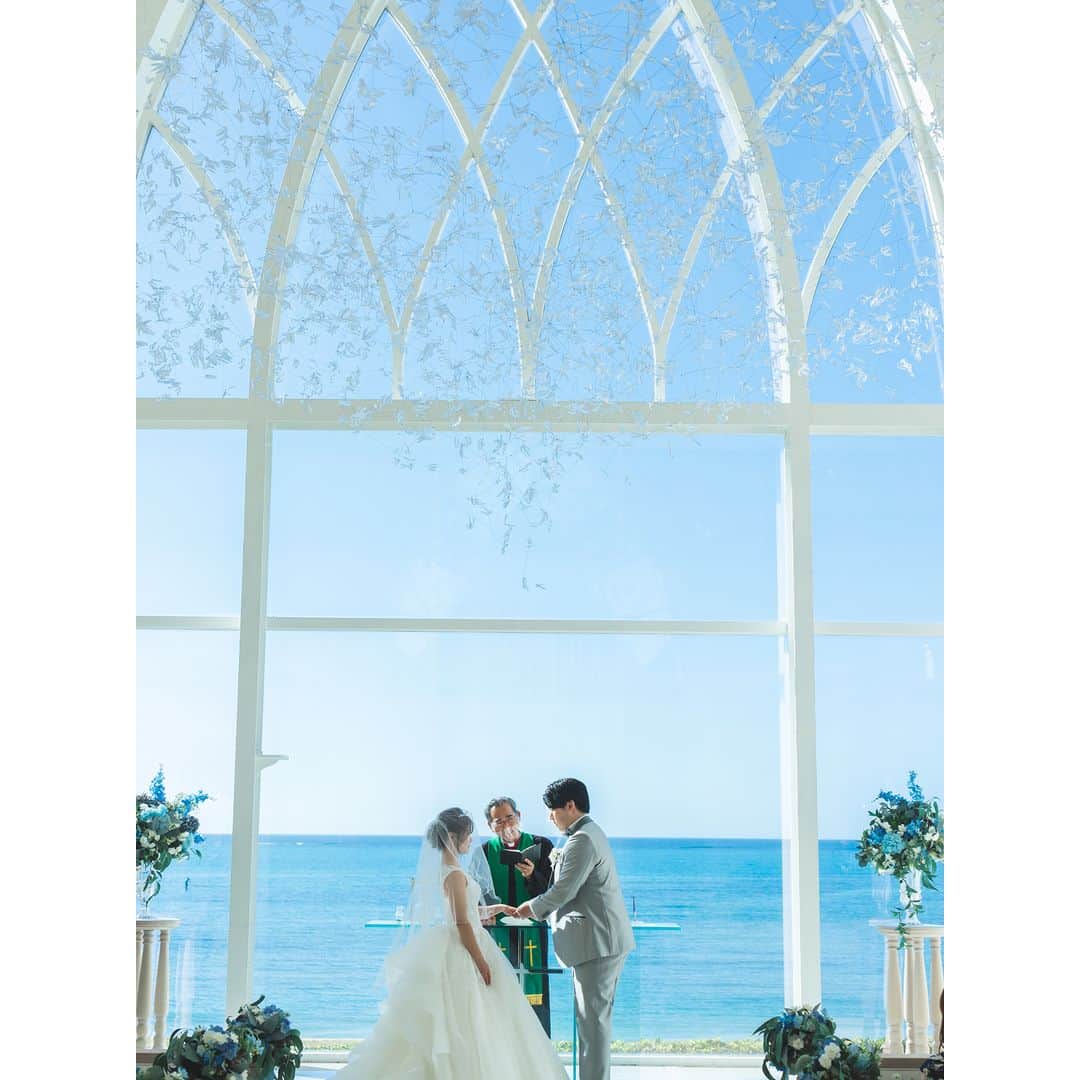 ワタベウェディングさんのインスタグラム写真 - (ワタベウェディングInstagram)「ワタベウェディングでリゾート挙式をされた素敵な卒花嫁さまをご紹介します💍✨ ----------------------------------------------- 2022年12月、沖縄本島にある"アクアグレイス・チャペル"で挙式されたカップル様。    費用が抑えられる点と、大好きな沖縄で結婚式を挙げたいというお気持ちで リゾートウェデイングを選ばれたおふたり。  チャペルを選んだ決めてをお伺いすると、 「ガラス張りで空と海の青が映えて開放的ですごく素敵で、写真を見て決めました！規模的にも親族だけの少人数にはぴったりでした。」 とお話くださいました。  挙式中の祭壇からのお写真はもちろん、バルーンシャワーやパーティ、ビーチでのお写真もとっても素敵です✨ ぜひご参考にしてください❤  アクアグレイス・チャペルについてムービーでもご紹介しています✨ どんな特徴があるの？どんな場所にあるの？少しでも気になった方は、こちらからチェック👉 #アクアグレイスチャペルガイドムービー ----------------------------------------------- #ワタベウェディング #watabewedding #リゾートウェディング #リゾート挙式 #ウェディングフォト #フォトウェディング #結婚式 #挙式 #プレ花嫁 #卒花嫁 #プレ花嫁さんと繋がりたい #結婚式準備 #2023夏婚 #2023秋婚 #ゼクシィ #沖縄ウェディング #少人数結婚式 #家族婚 #沖縄挙式 #家族挙式レポ #ハワイ挙式 #結婚式決行 #式場見学レポ #少人数ウェディング #式場迷子 #ナチュラルウェディング #沖縄 #沖縄挙式 #会場選び」4月3日 20時30分 - watabewedding