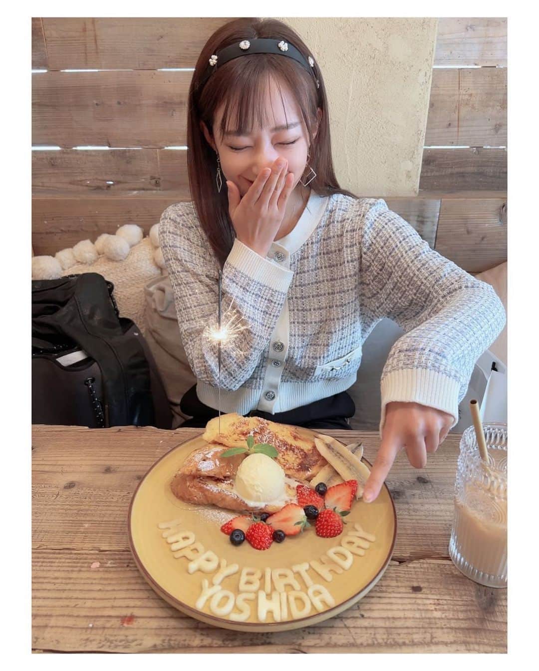 ミクのインスタグラム：「. . 愛するルナそんが 誕生日祝ってくれた💜🧡 毎年バースデープレートの名前「YOSHIDA」 にしてくれるんやけど、 ちゃんとしたプレートで出てくると 逆に昔のプレート思い出して ニヤニヤしちゃうの😂✨ そのわけは、 3枚目で🍓 . . いつもありがとう✨ I love you💜🧡」