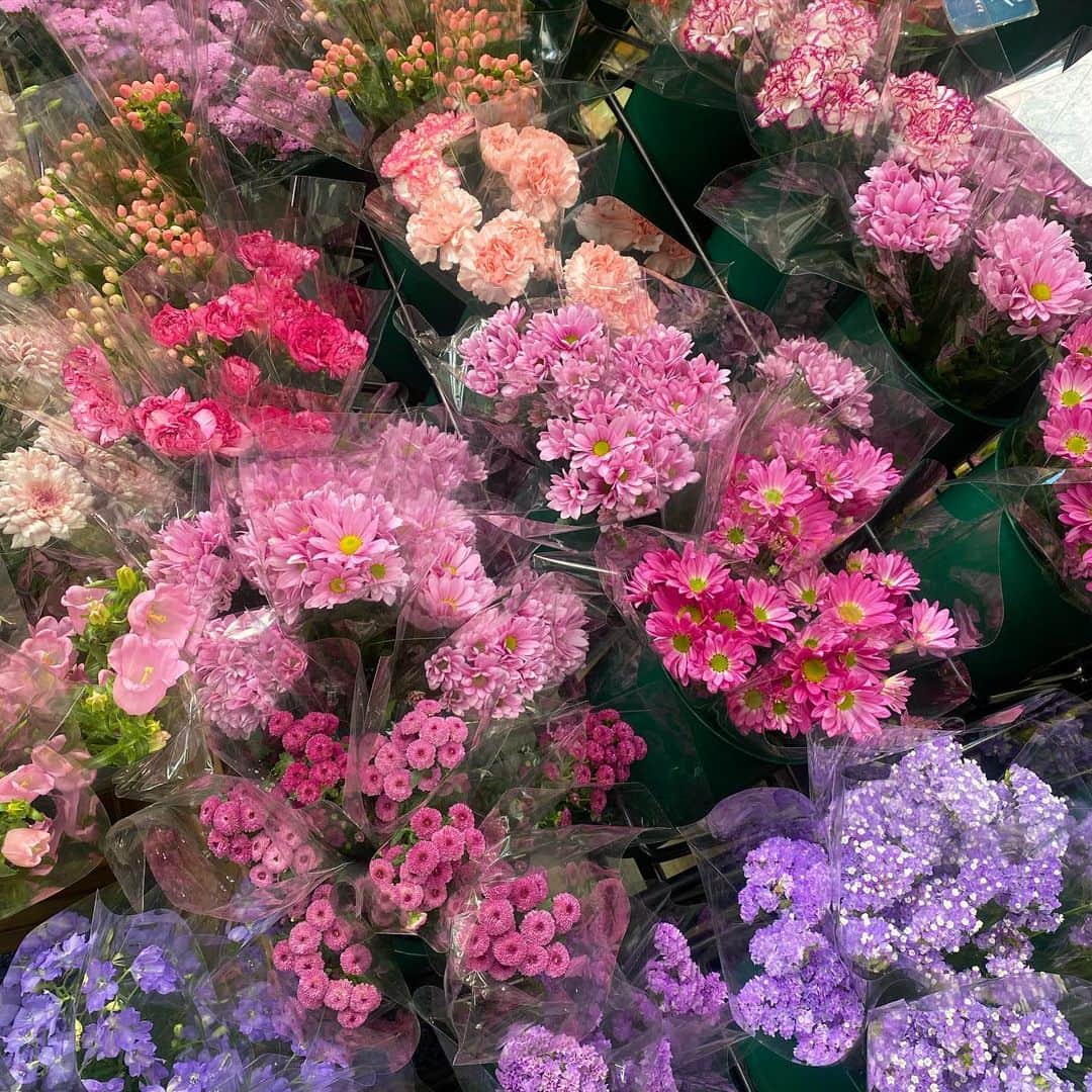 のインスタグラム：「ピンク色のお花いっぱいでかわいい♡ 貰いたいお花は薔薇の花束です🌹💐」