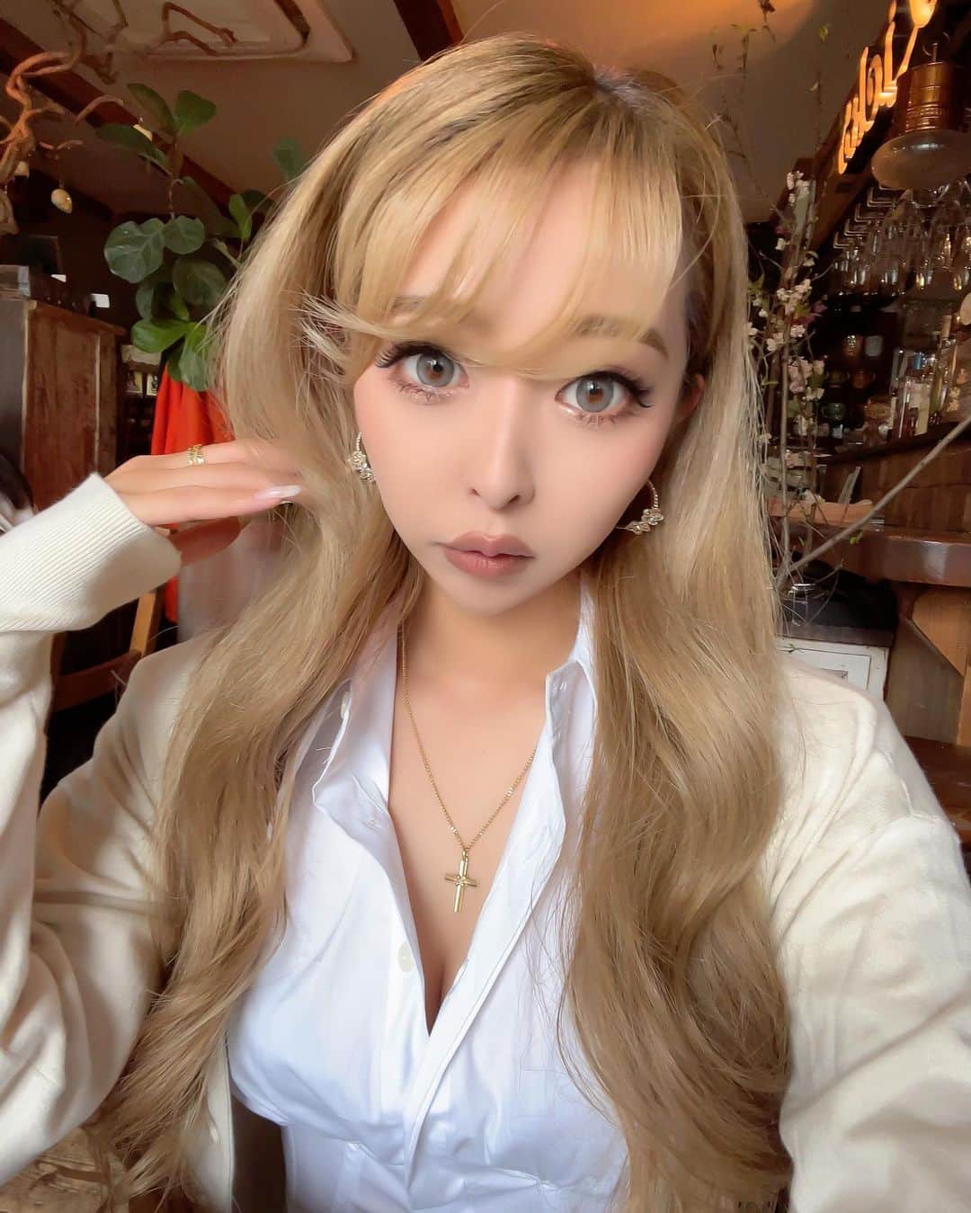 まあーか（まかたん）のインスタグラム：「. カラコン👁ブルー🦋に変えたら 雰囲気だいぶ変わったﾆﾀﾞ(´･ω･`) 💇🏼‍♀️2週間経ったら戻ったお👩🏼 . #ハイトーン#バレイヤージュ#シャドールーツ#ハイトーンロング#シャツコーデ#セルフィー#カラコン#白シャツ合わせたらなぜこうもギャル度増すのか花見#桜スポット#cherryblossom#🌸#🌼#外国人風カラー#ロングヘアー#春コーデ#メイク#셀스타그램 #오오티디 #일본 #일상 #패션 #메이크 #셀피 #selfie #zara#shein」