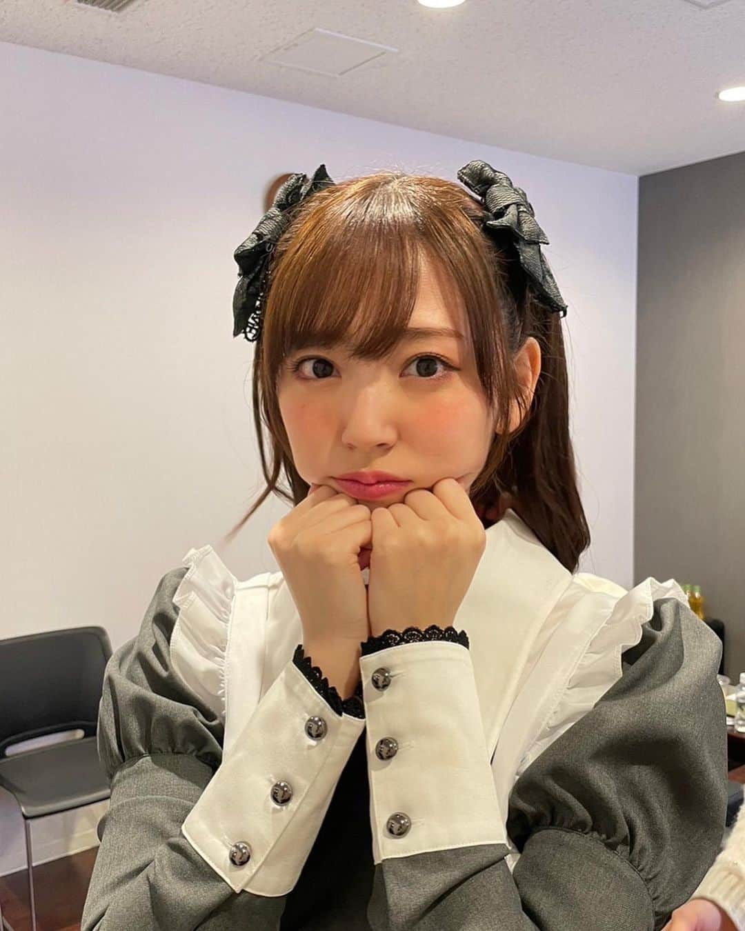 鈴木愛理さんのインスタグラム写真 - (鈴木愛理Instagram)「✴︎ #アニソンでしょでしょ  先日配信されました、今月のカバー歌唱 見てくださいましたか？？？☺︎  ちゅーたんのキャラソン 『可愛くてごめん』/HoneyWorks 歌わせていただきました🤭  うちのスタイリストさんが、初めて本場秋葉原までメイド服のために衣装借りに行ってくれました。笑 本気のやつです。🤤  maid costume  @piquelolita sandal  @charleskeith_jp  #最近の衣装たち  ちなみに、 こういうの得意分野ですよねってよく言われるんですけど、°C-ute時代ここまで振り切ったラブリーは意外となくて😳  歌唱の際の歌声も、 ご本家リスペクトで、ほぼ仕事で使ったことない甘め声色で臨みました😎 むしろ私にとっては新鮮。ぜひ！！  #ちゅーたんリスペクトで #グレーのメイド服 #メイド服歌唱は後にも先にもないでしょう #笑  #ちゅーたんが #お気に入りのハーフツイン巻いて #っていうから無視はできなかった末のハーフツイン  #セミウルフみたいに使いたくて切ったレイヤーが #まさかこんな形で活躍するなんて #笑」4月3日 20時37分 - airisuzuki_official_uf