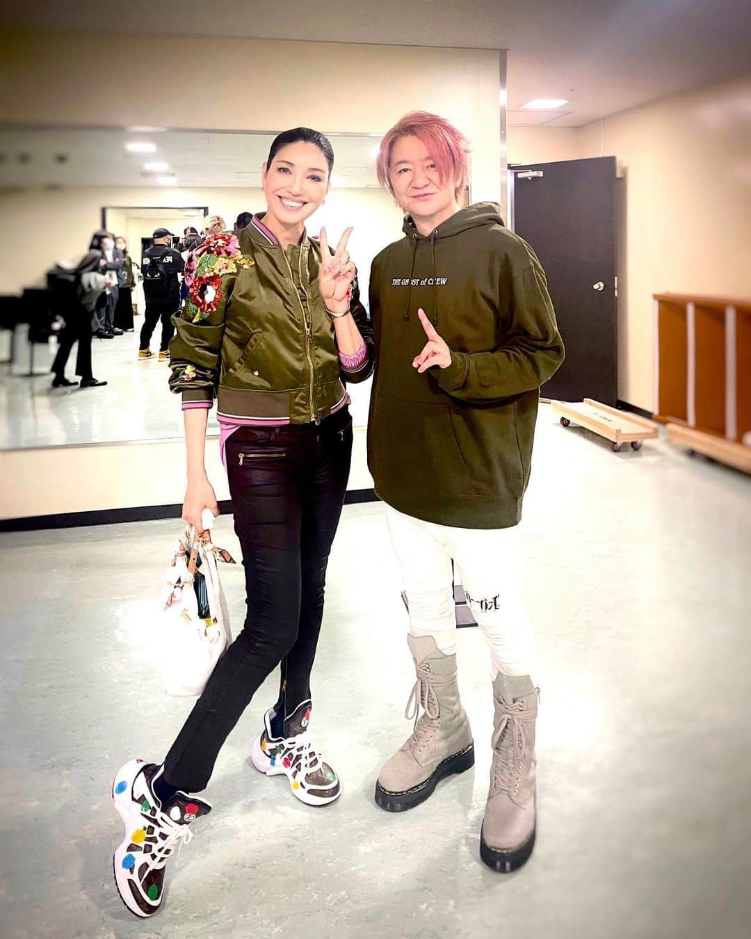 TERUのインスタグラム：「^_^  先日のNHKホールに、みかちゃん　@ahnmikaofficial  が遊びに来てくれました！  建築家の長谷川匠君　@takumihasegaw が以前紹介してくれて、久々に同い年のお友達ができて嬉しかった。  今回も匠君が誘ってくれて一緒に来てくれました。  テレビでは何度も拝見してはいましたが、初めて会った時に感じた幸せオーラにビビッと来まして、みかちゃん、てっこちゃんと呼び合うように🤣  次回は旦那様のテディさんを紹介していただけるとのことで、お会いできる日を楽しみにしてま〜す！」
