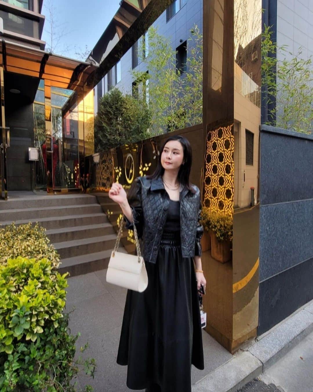 チェ・ジョンユンのインスタグラム：「영화 리바운드 시사회 가는길  오랜만에 포토월 행사를 하네요 저도 완전 변신해서 잠깐 출연해요.   열정적으로 땀으로 만들어진 리바운드!!  개인적으로 넘넘 팬인 안재홍 배우님과  한 영화에 출연했어요!!  첫 만남때 제가 정말 너무 팬이라고 ! 팬심으로 어찌나 인사를 오래했는지  현장에서 연기하는 모습에  더 열성팬이 되어버렸어요.  완전 기대작!!꼭 극장에서 만나주세용! 후회없는 선택이 되실겁니다!  #영화리바운드 #장항준감독님  #팬심 #농구 #안재홍배우님」