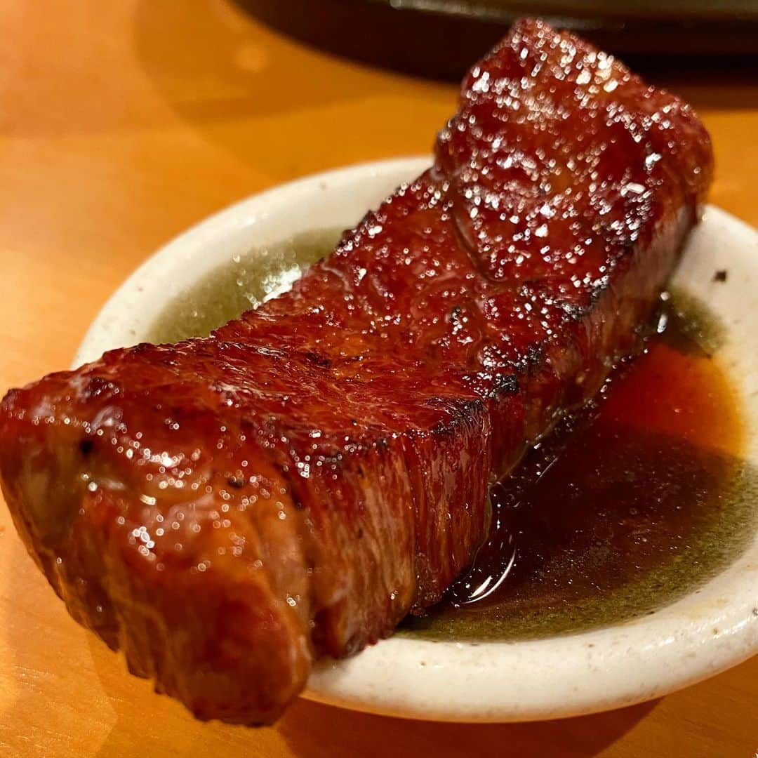 東京肉レポートさんのインスタグラム写真 - (東京肉レポートInstagram)「Love this Tare marinated Harami ! Not many yakiniku restaurants can procure high quality Harami but “Shimizu” can !  最愛のタレハラミ…！素材が良いものはもちろん塩で食べても美味しいのですが、その肉質に合わせたタレで食べるとまた違う凄さを感じることができます！  価格帯：7,000〜12,000円 オススメメニュー：上ハラミ、厚切りタン、上ミノ青唐辛子、ホルモンチゲ、ネギごはん  #しみず #不動前 #不動前グルメ #不動前焼肉 #焼肉 #肉 #和牛 #牛 #グルメ #東京肉レポート #肉レポ #shimizu #fudomae #tokyo #tokyogourmet #yakiniku #teppanyaki #wagyu #steak #beef #instafood #food #foodie #barbecue #bbq #tokyo #tokyo_wagyu_report」4月3日 20時41分 - tokyo_wagyu_report