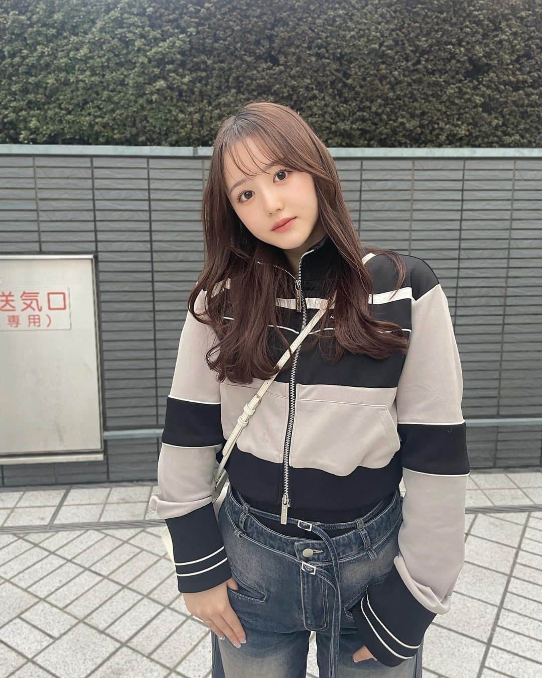 伊藤小春のインスタグラム：「名古屋で高校の友達とあそべた♡ ⁡ 　 最後のはノリで付けたカチューシャ🐈‍⬛🌙 プリクラがどこで撮っても500円になってて悲しい… ⁡ ⁡ #meltthelady」