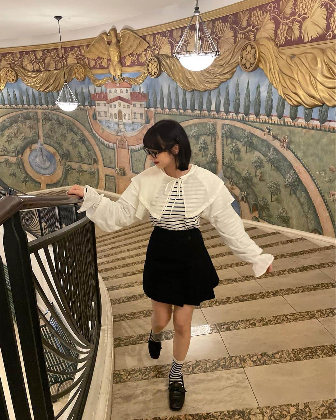 新田湖子さんのインスタグラム写真 - (新田湖子Instagram)「お城みたいな階段🏰 将来はお城に住みたいなああ～～♡」4月3日 20時52分 - coconitta0809