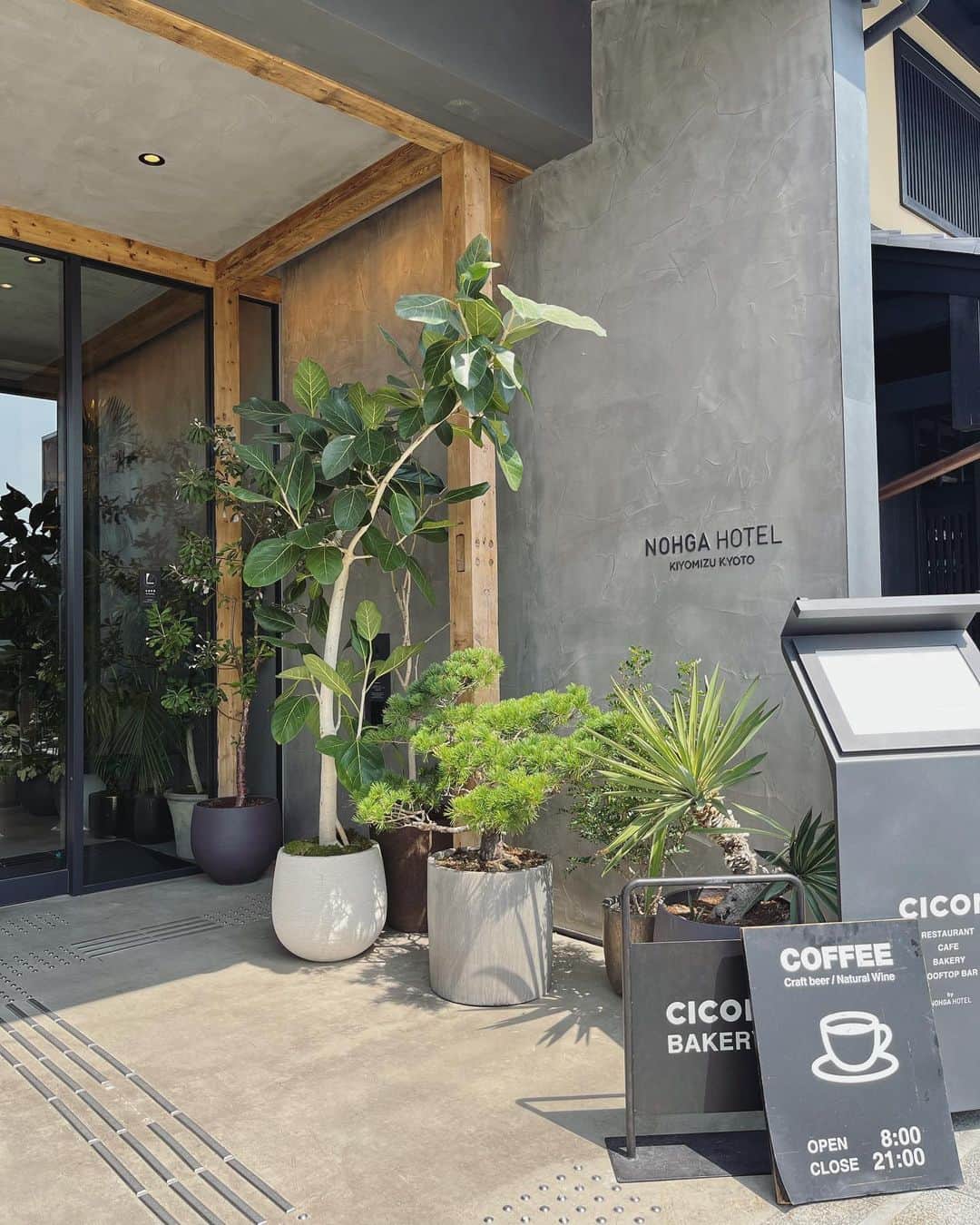 林萌々香のインスタグラム：「ホテルにあるベーカリー🥐 揚げたてドーナツがふわふわで美味しくて空気みたいやった🍩🤭  #cicon#kyotocafe」