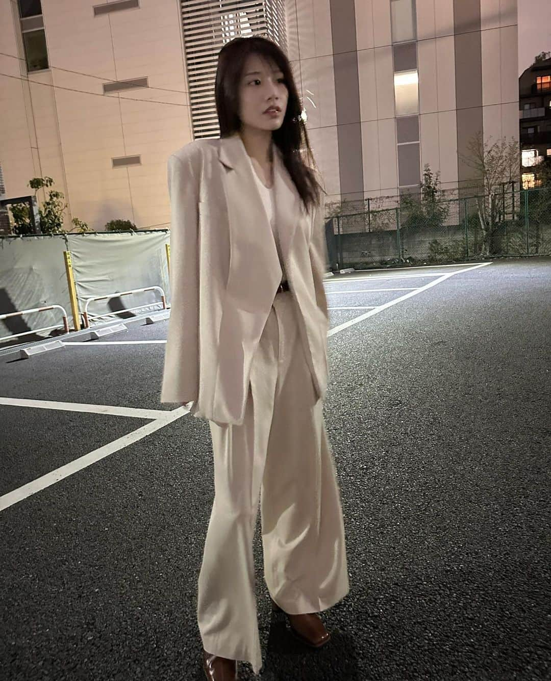 河北彩花さんのインスタグラム写真 - (河北彩花Instagram)「⁡ ⁡ 今年に入ってお洋服の系統がガラッと変わって パンツスタイルが好みになってます🤍👖 ⁡ ⁡ ⁡ ちょっとメンズっぽいくらいが気分で ジャケットはかなりオーバーサイズで着てます‪︎❤︎‪︎‪︎ ⁡ ⁡ ⁡ ⁡ ⁡ なんかこの服に合わせて前髪無くして 良い感じに見えてるけど 風で吹っ飛んだだけなので何もしてません😂(笑)   #さいかのしふく  #私服  #休日コーデ」4月3日 20時50分 - saika_kawakita__official