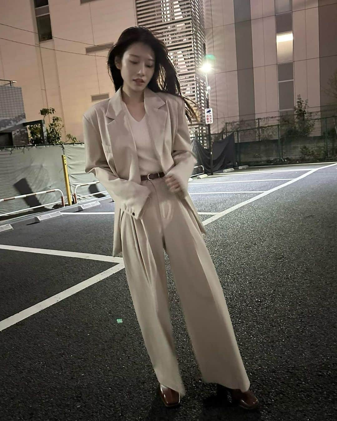 河北彩花さんのインスタグラム写真 - (河北彩花Instagram)「⁡ ⁡ 今年に入ってお洋服の系統がガラッと変わって パンツスタイルが好みになってます🤍👖 ⁡ ⁡ ⁡ ちょっとメンズっぽいくらいが気分で ジャケットはかなりオーバーサイズで着てます‪︎❤︎‪︎‪︎ ⁡ ⁡ ⁡ ⁡ ⁡ なんかこの服に合わせて前髪無くして 良い感じに見えてるけど 風で吹っ飛んだだけなので何もしてません😂(笑)   #さいかのしふく  #私服  #休日コーデ」4月3日 20時50分 - saika_kawakita__official