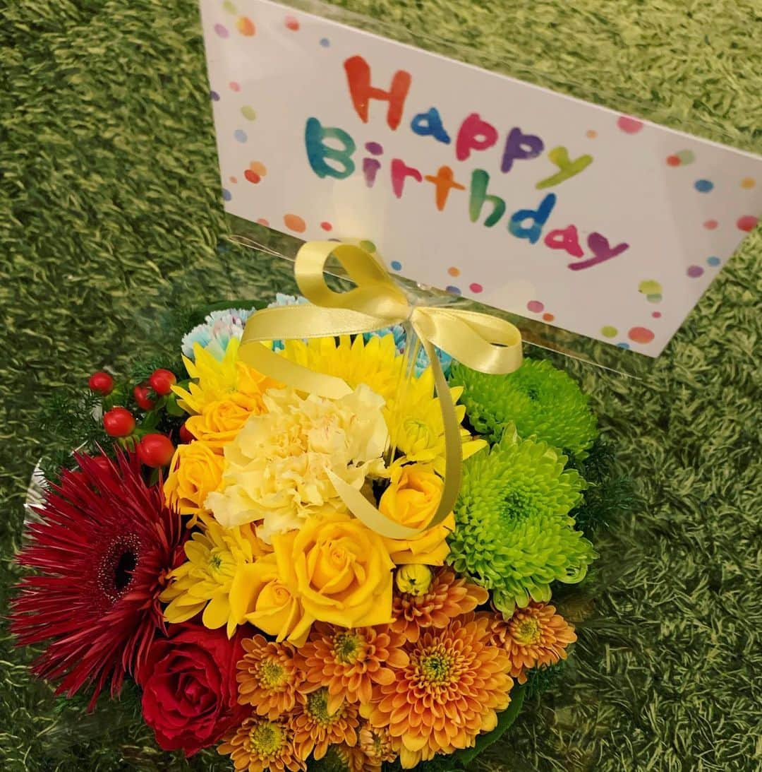 黒沢薫さんのインスタグラム写真 - (黒沢薫Instagram)「52歳になりました。事務所から素敵な花束をいただきました。SNSでいっぱいメッセージをくれたみんな、どうもありがとう。 #today #mybirthday #instaflower #beautiful #socute  #thanks #everybody」4月3日 20時50分 - kaorukurosawa_lovelife