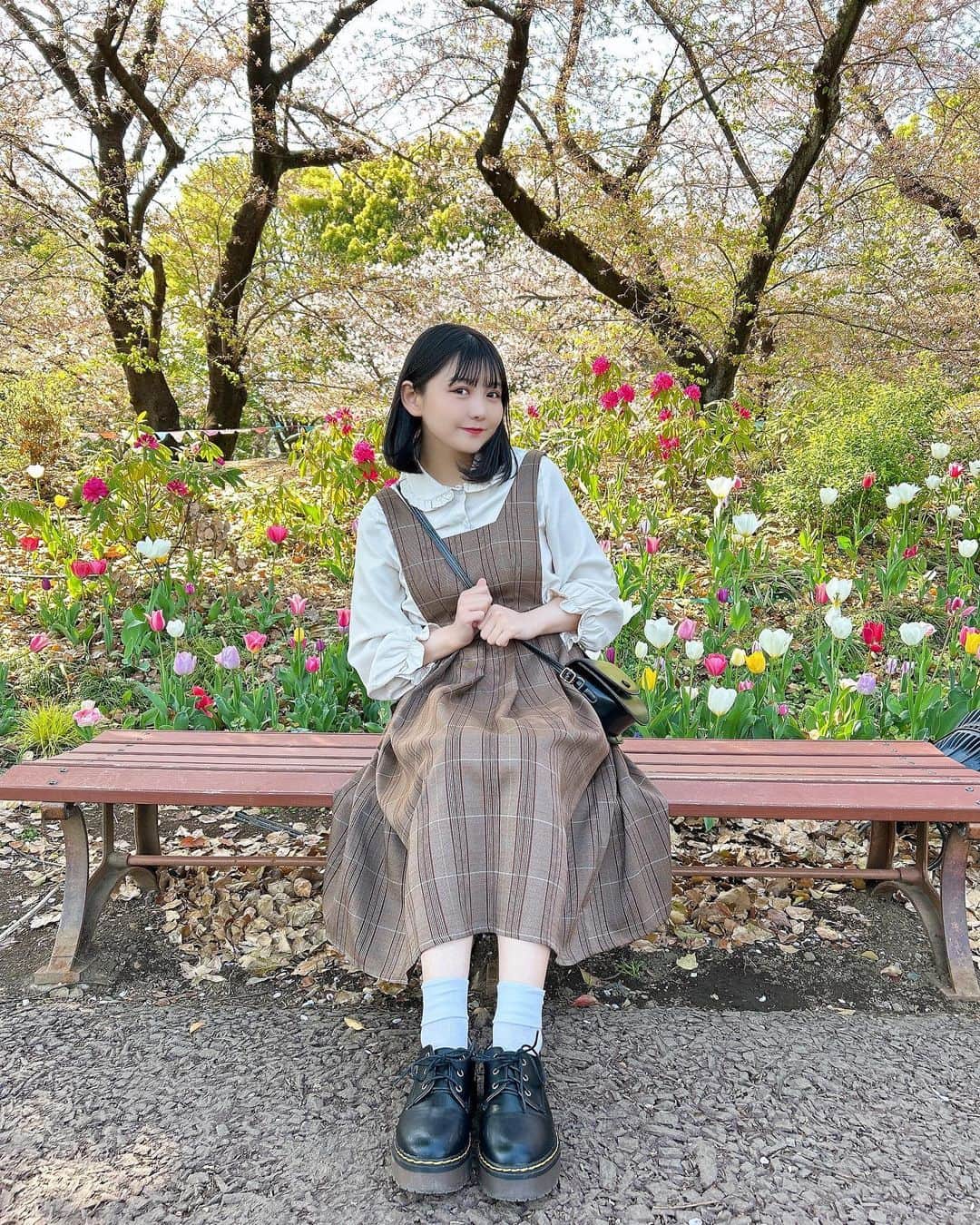 みさねのインスタグラム：「#お花見コーデ 2 ⸜ ♡ ⸝‍ ㅤ お花大好き！！！ 今日はチューリップみてきました！！！🌷 ㅤ 浮間公園です𖤣𖥧𖥣｡かわいいいい〜 ㅤ　 ベージュ×ブラウンのガーリーなワンピースコーデにしてみたよ👼🏻 ㅤ ほブラウス @cham.official_  ワンピース @cham.official_  バッグ @cham.official_  くつ @grl_official」