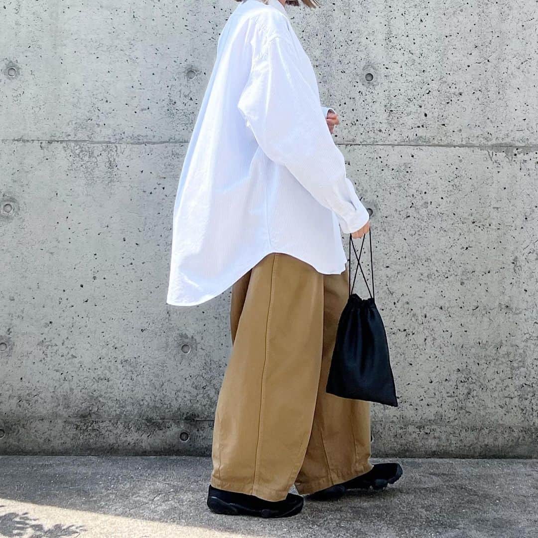ryokoのインスタグラム：「▪︎  大きめなシャツとサーカスパンツとエアリフト  .  shirt #tsuzuli bottoms #harvesty shoes #nike bag #era_goods」
