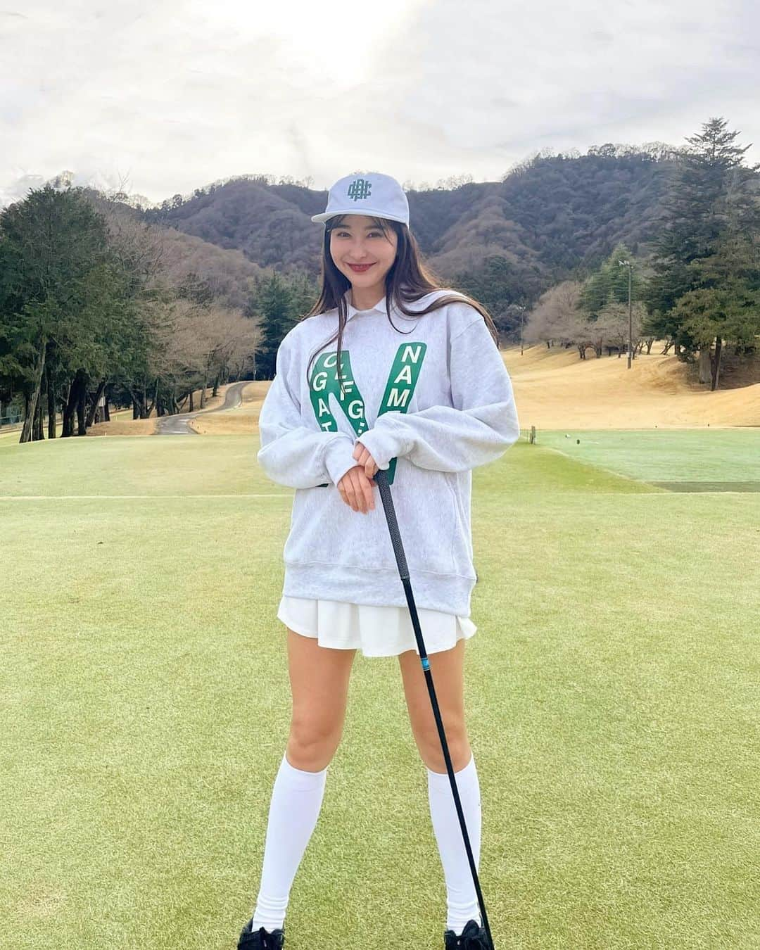 関綾乃のインスタグラム：「ゴルフウェアも身軽になってきてゴルフしやすい季節だね⛳️ 4月は何回ゴルフ行けるかなぁ😊🫶 ・ ・ ・ 全身 @captainshelm_golf だよ✨ ・ ・ ・ #春ゴルフ#ゴルフ#ゴルフ女子 #ゴルフ女子コーデ #ゴルフ好き #ゴルフウェア #ゴルフスイング #女子ゴルフ #ゴルフ動画 #ゴルフスイング動画 #ゴルフばか #ゴルフ初心者 #ゴルフ #ベストスコア更新 #90切りたい #100切り達成 #vg_fashion #golfhackgirl #reginagolf  #golf_picks #ハッピースイング #벤제프#女子ゴルフスイング#女子ゴルフスイング動画#ドライバーショット」